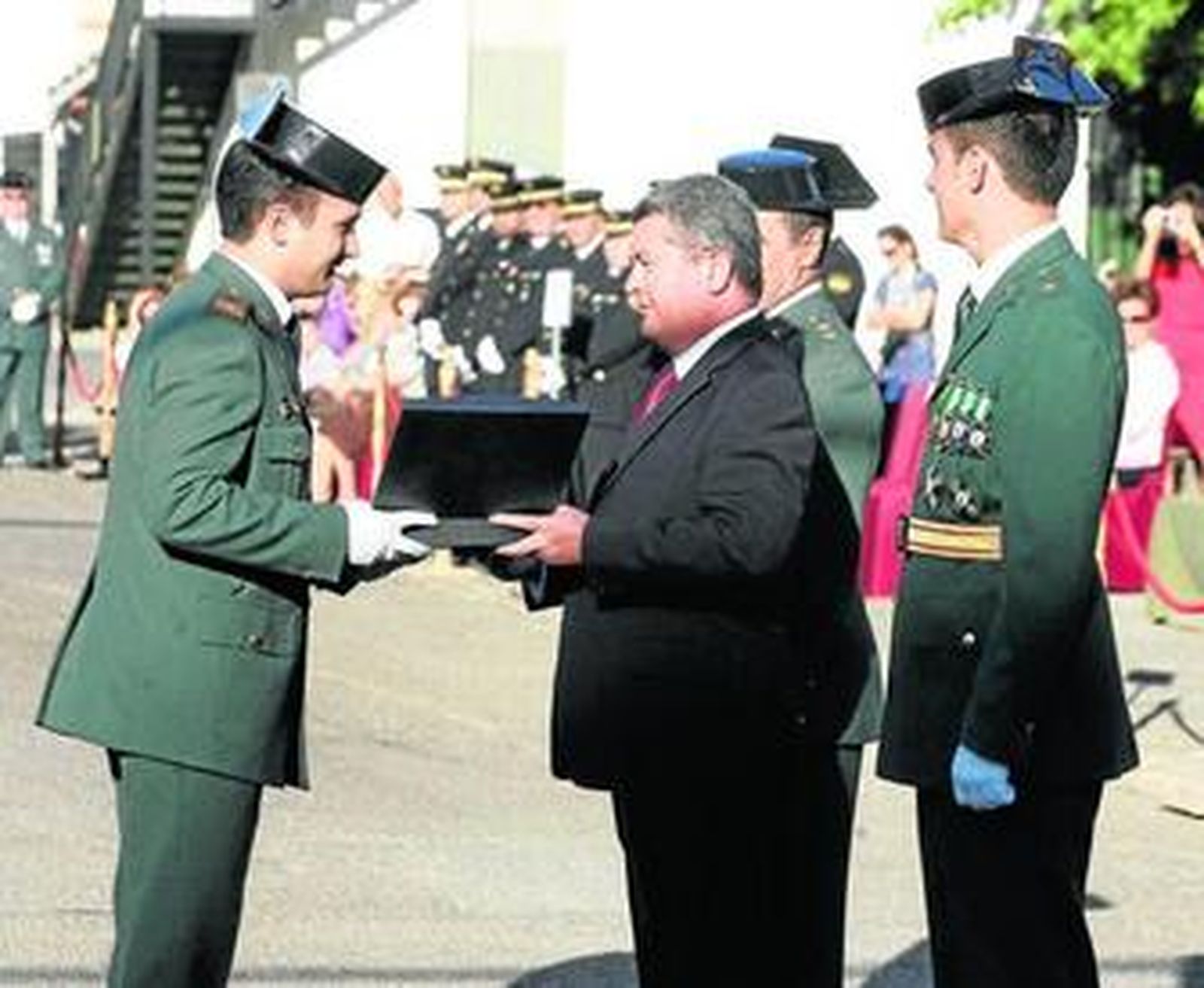 El subdelegado del Gobierno entrega uno de los reconocimientos a un agente.