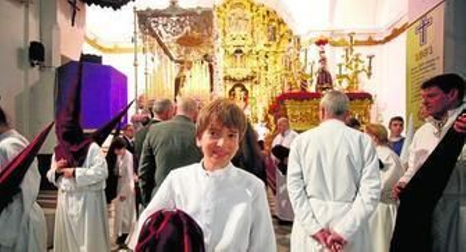 Fernando Pérez Rendón, gran cofrade pese a su juventud, posa con su túnica antes de iniciar el cortejo de Ecce-Homo el pasado martes.