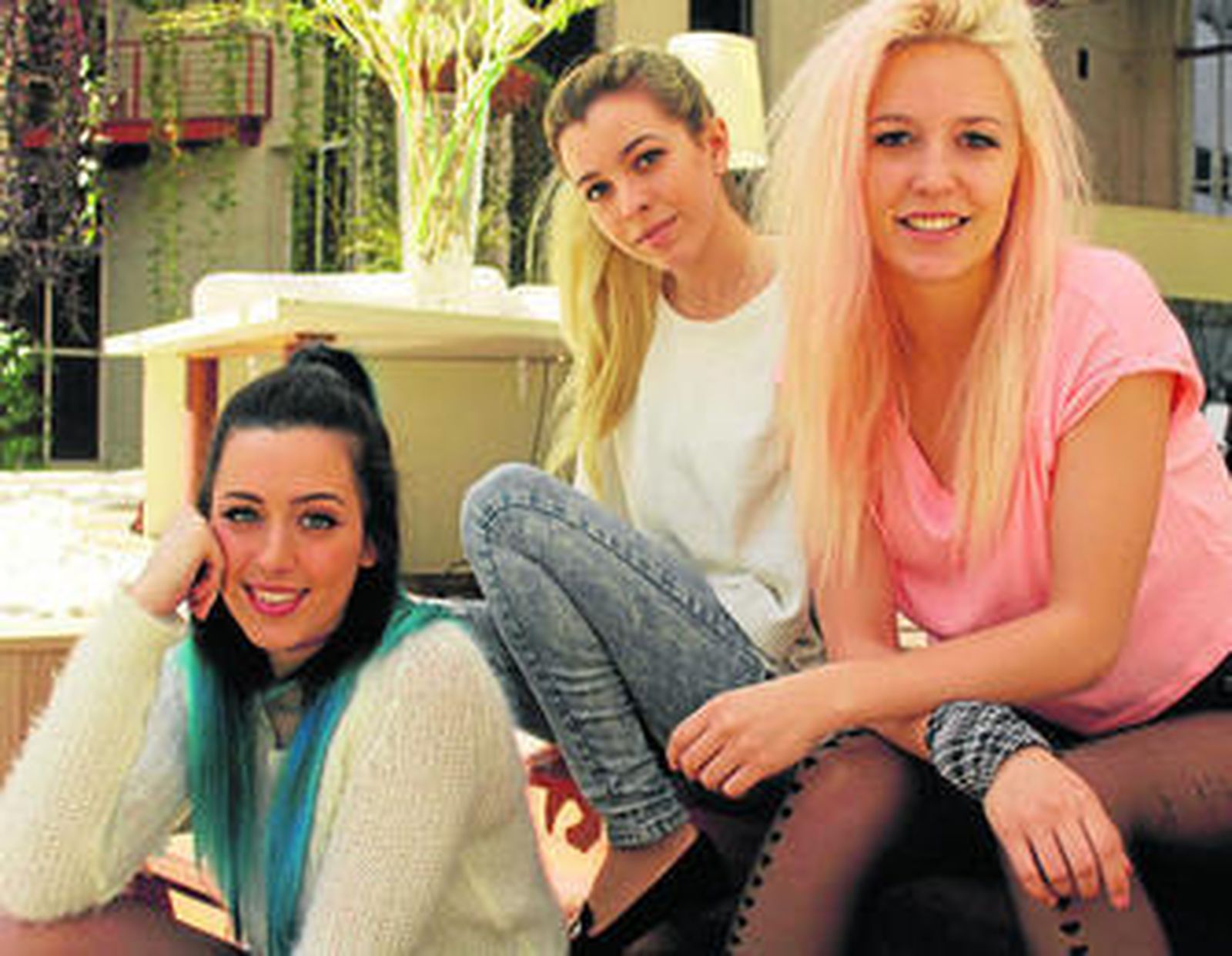 Sonia Gómez, Rocío Cabrera, y Alba Reig, integrantes de Sweet California, hace unas semanas en un hotel de la capital sevillana.