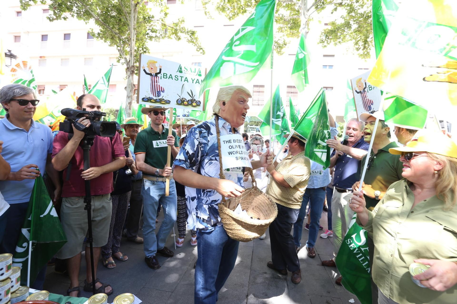 Manifestación en Sevilla en defensa de la aceituna negra