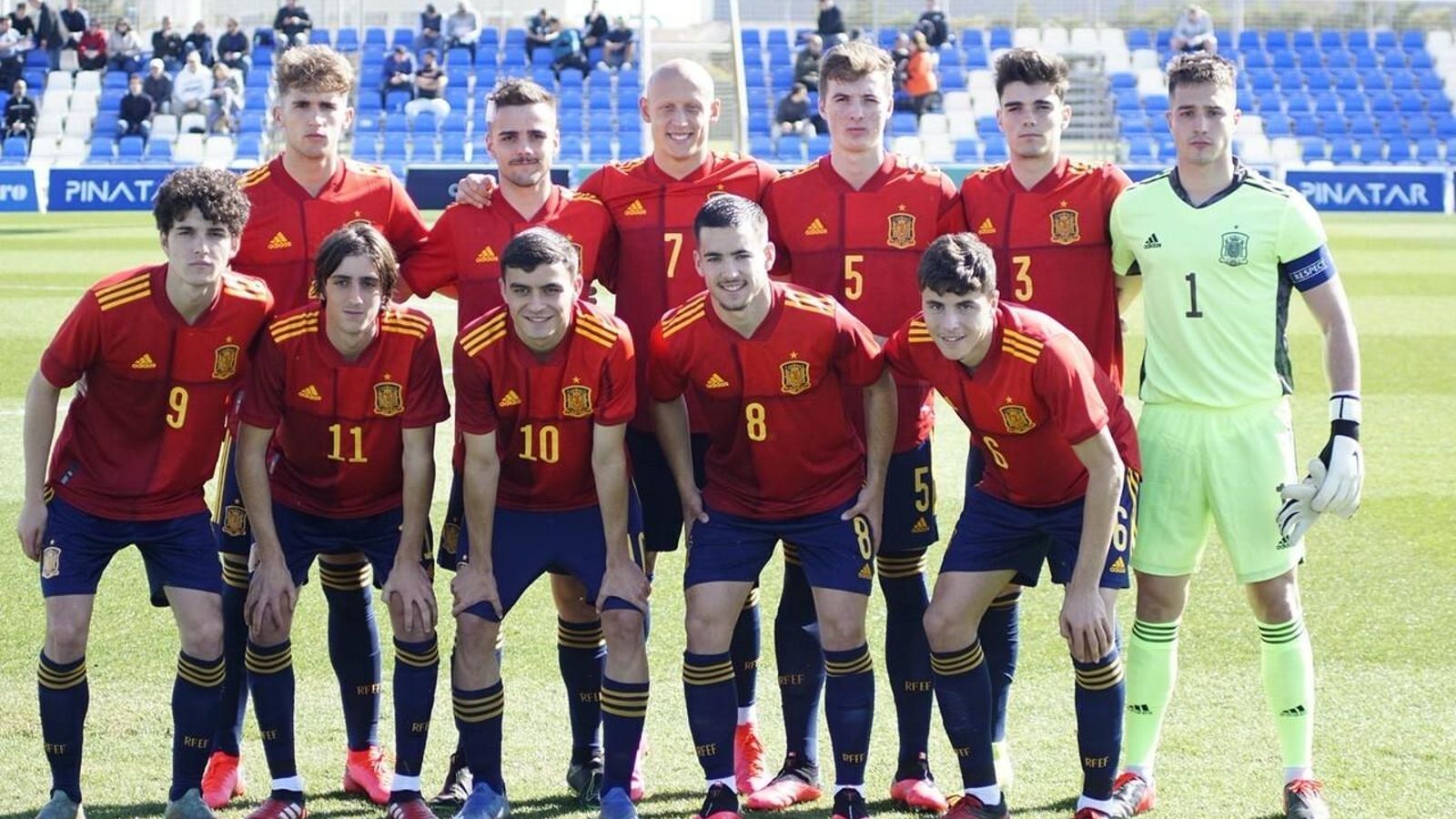 Ismael Casas (arriba, segundo por la izquierda) y Ramón Enríquez (abajo, segundo por la derecha), en el once de España sub 19. Ismael Casas (arriba, segundo por la izquierda) y Ramón Enríquez (abajo, segundo por la derecha), en el once de España sub 19.