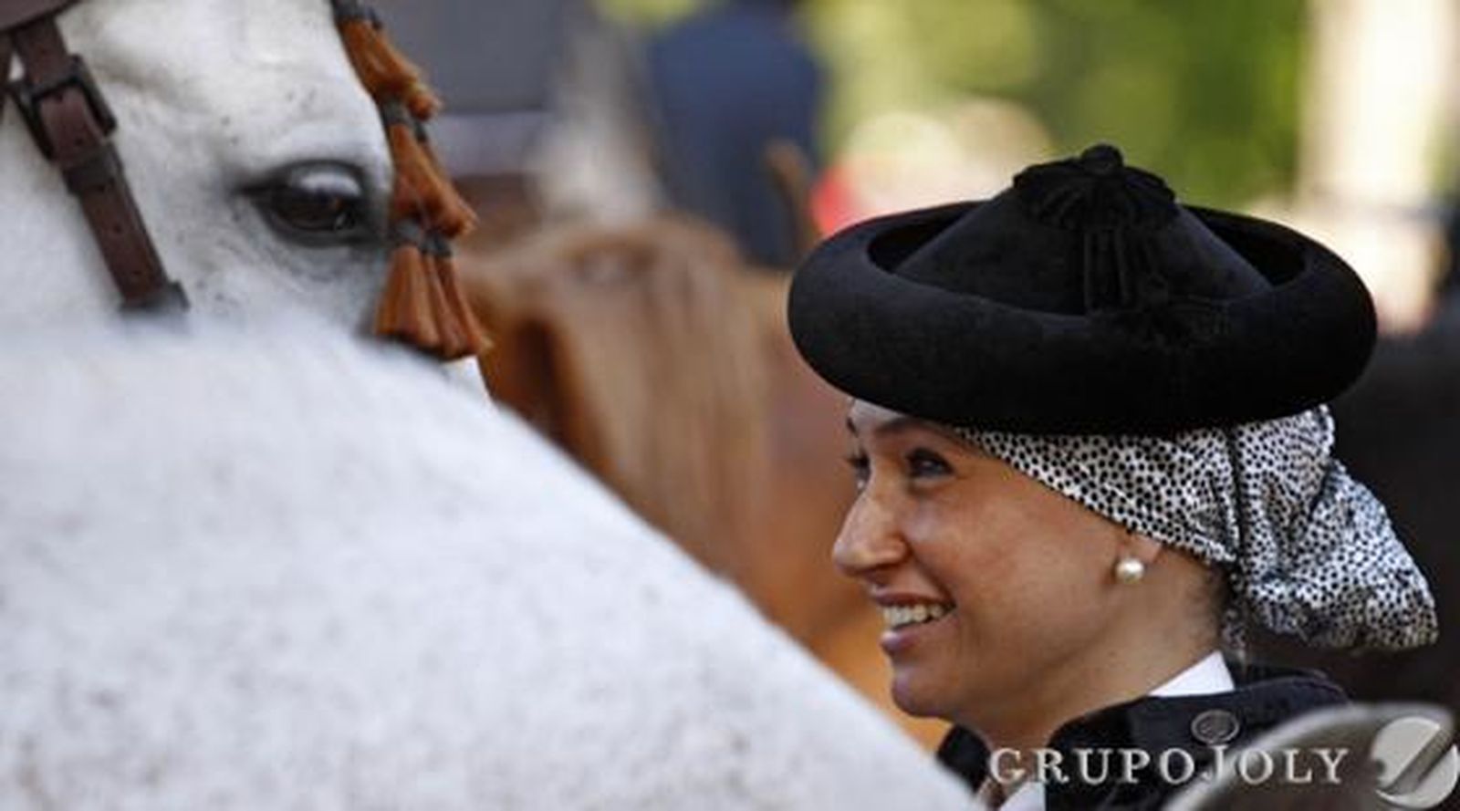 Una jinete observa atenta a su caballo.

Foto: B.Vargas