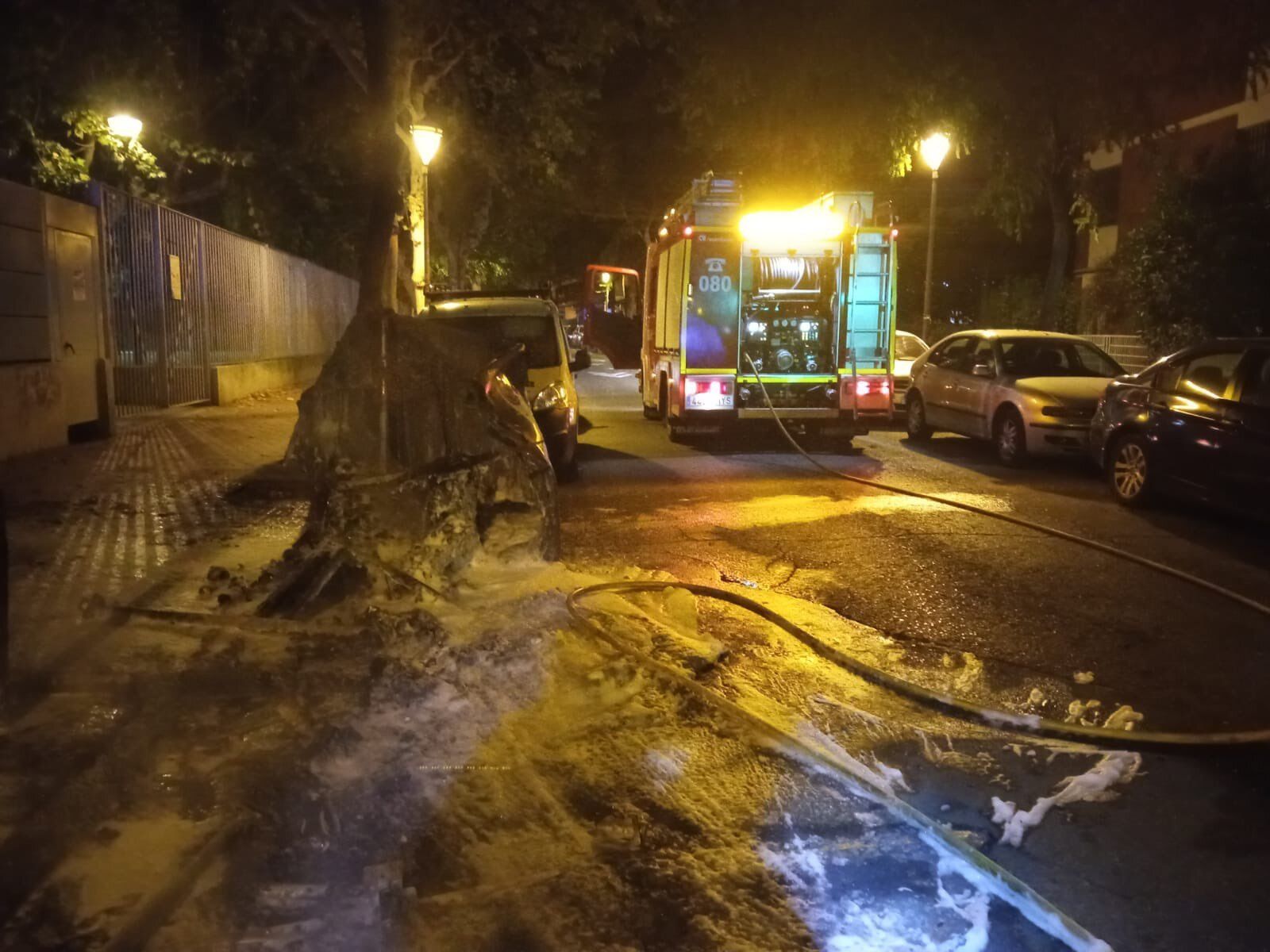 Los bomberos actúan en uno de los incendios.