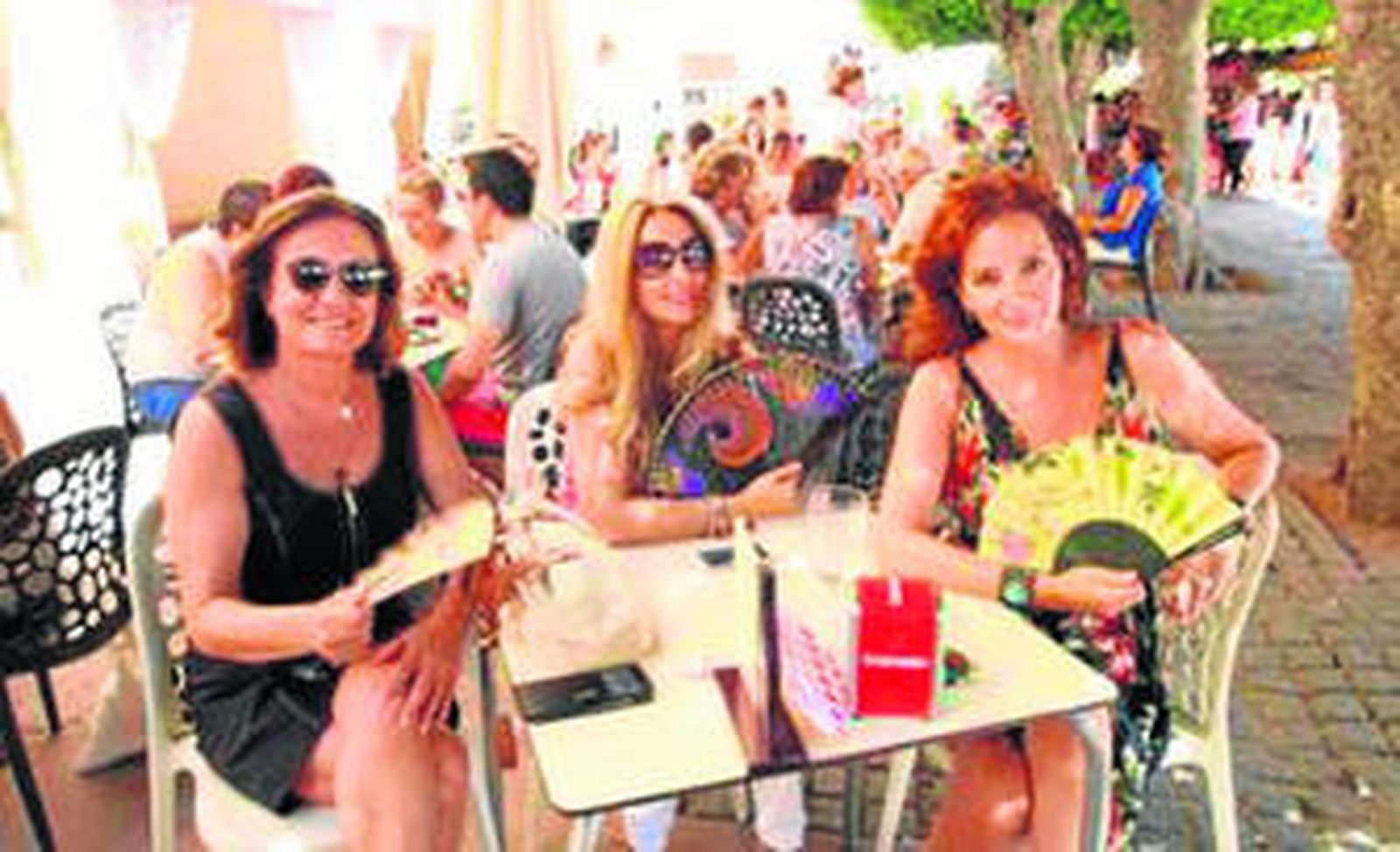 Rosa, María y Elena disfrutan de una cerveza fresca y una buena tapa de la cocina de La Tahona Plaza Vieja.