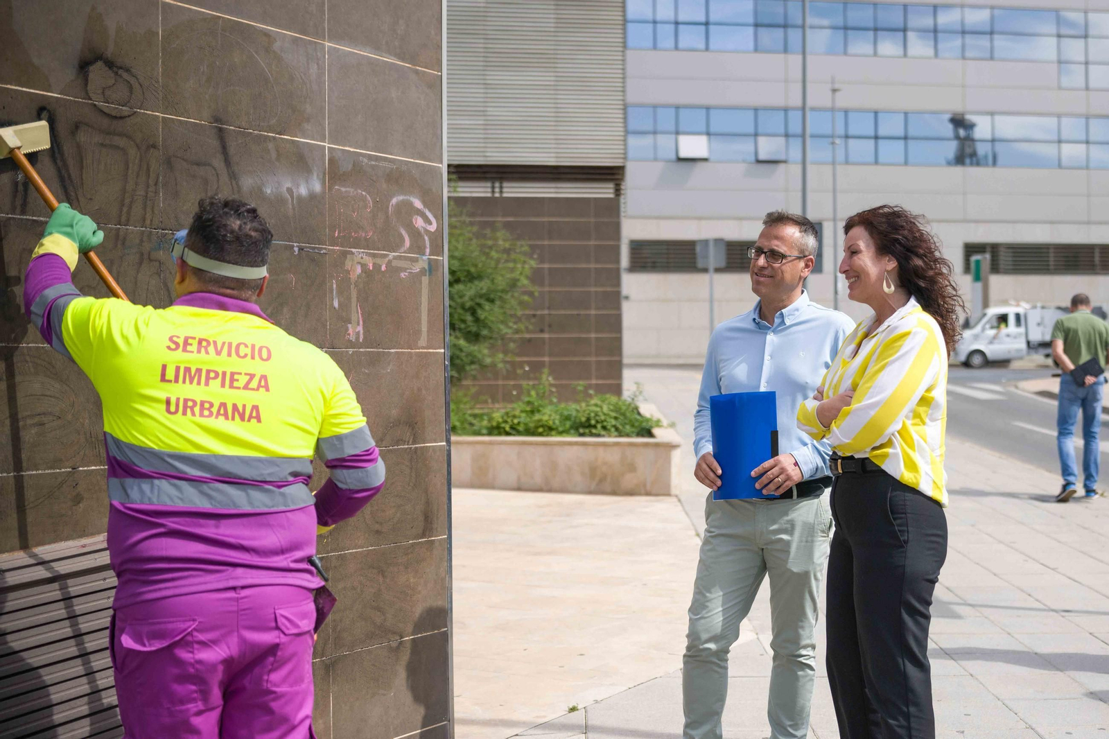 La alcaldesa y Urdiales, en una reciente visita a los trabajadores encargados de eliminar grafitis La alcaldesa y Urdiales, en una reciente visita a los trabajadores encargados de eliminar grafitis