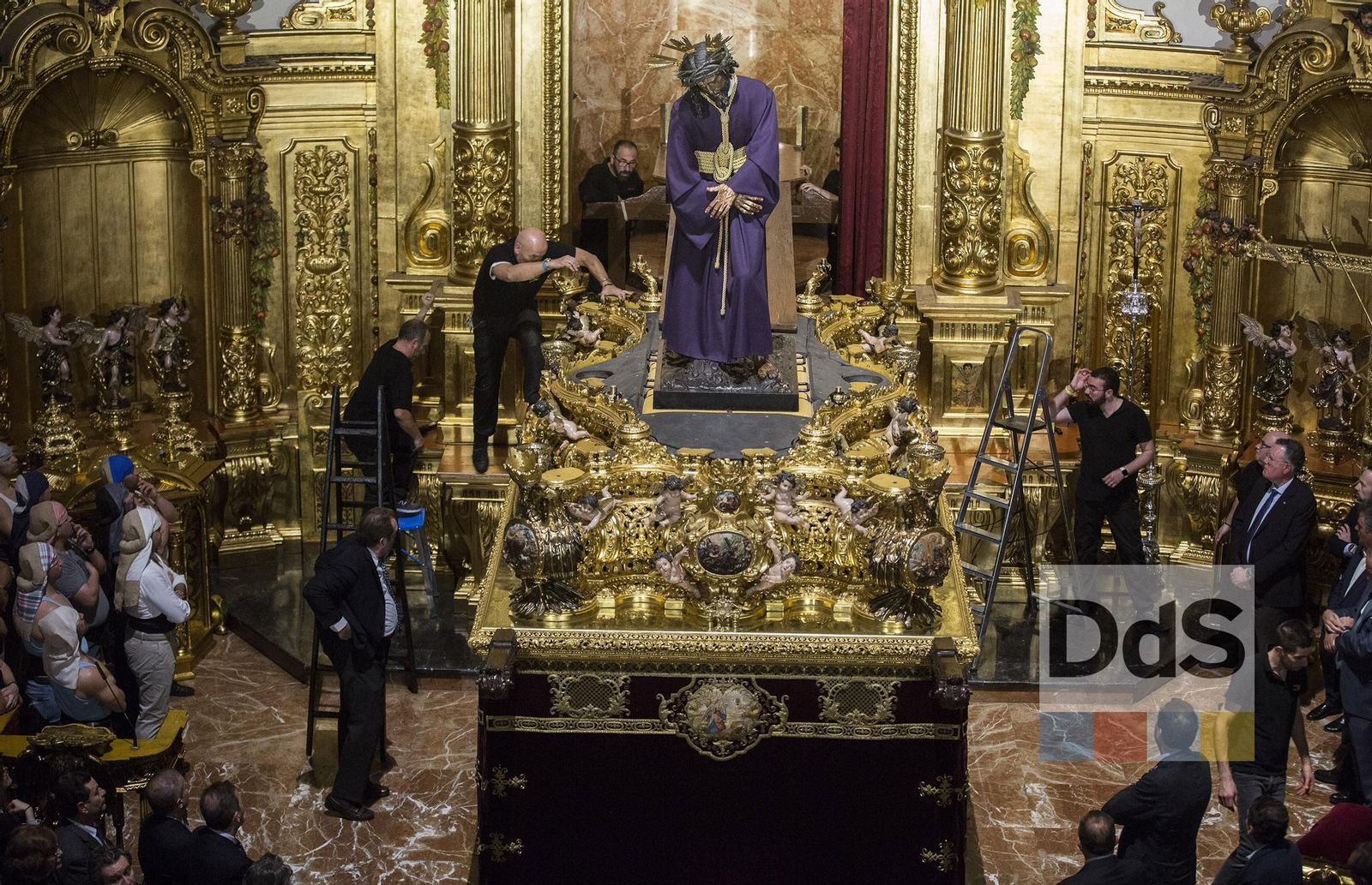 La subida del Señor del Gran Poder a su paso