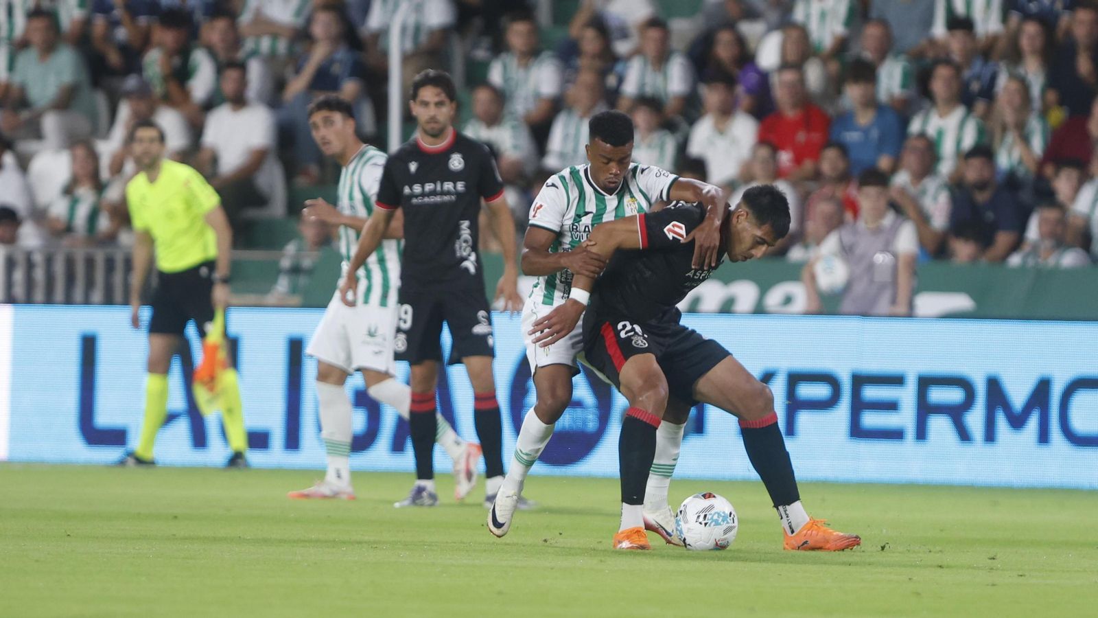 Dalisson trata de marcharse de Thiago Ojeda en el Córdoba CF - Cultural Leonesa.
