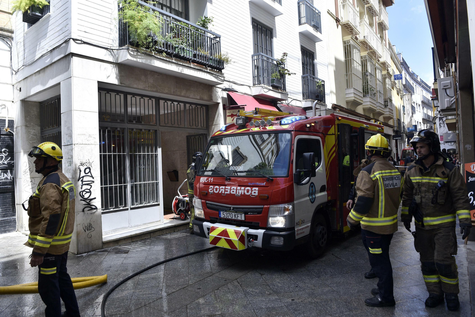 Los Bomberos de Sevilla, en un incendio en una vivienda de la calle San Eloy.