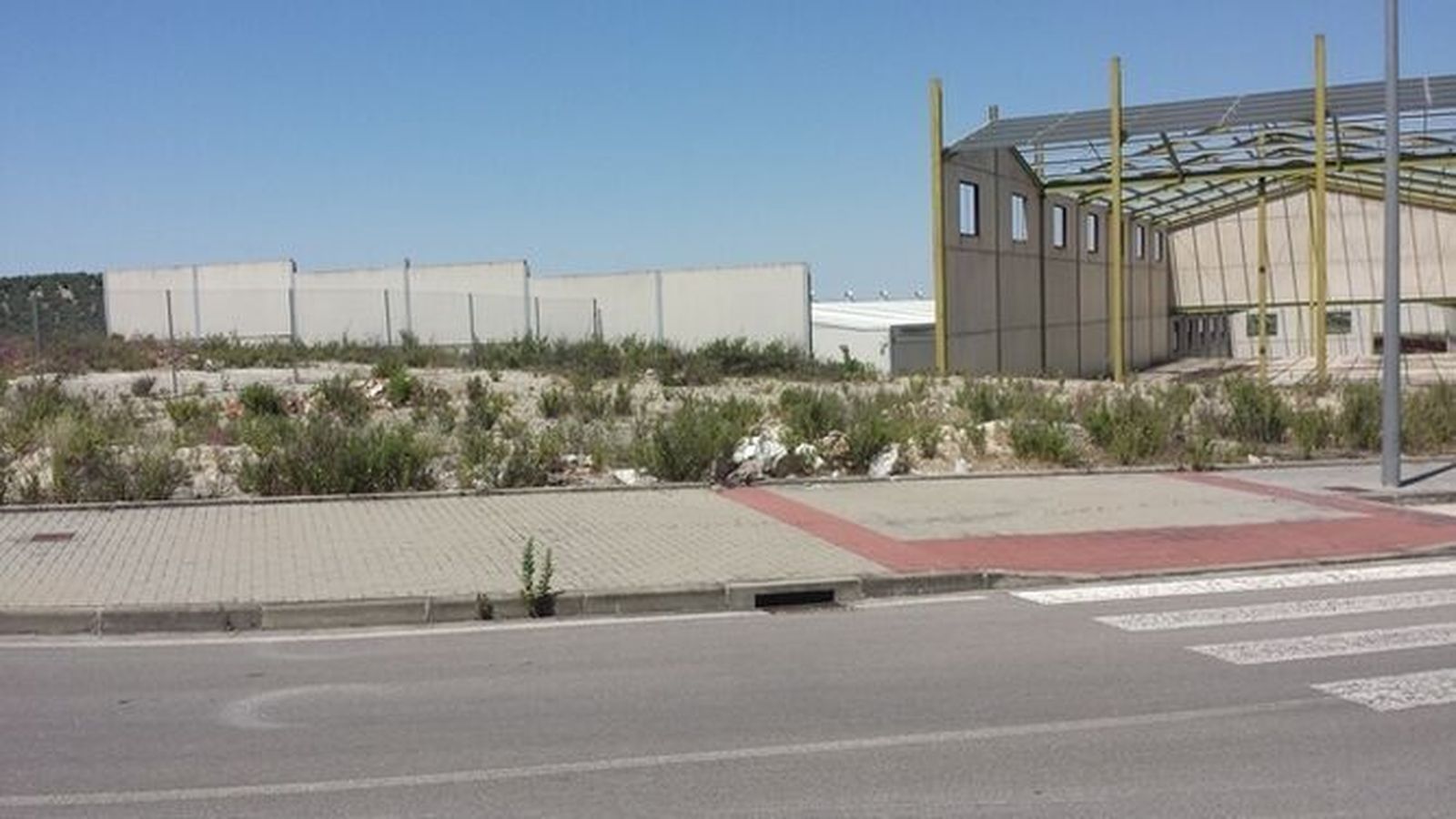 Imagen de un solar de Lucena.