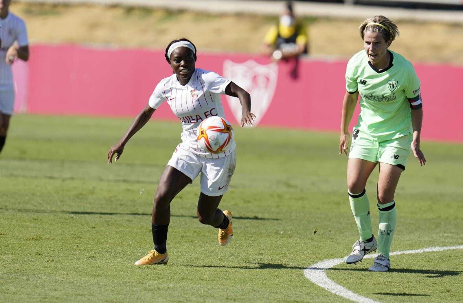 La sevillista Payne busca el balón ante una rival.