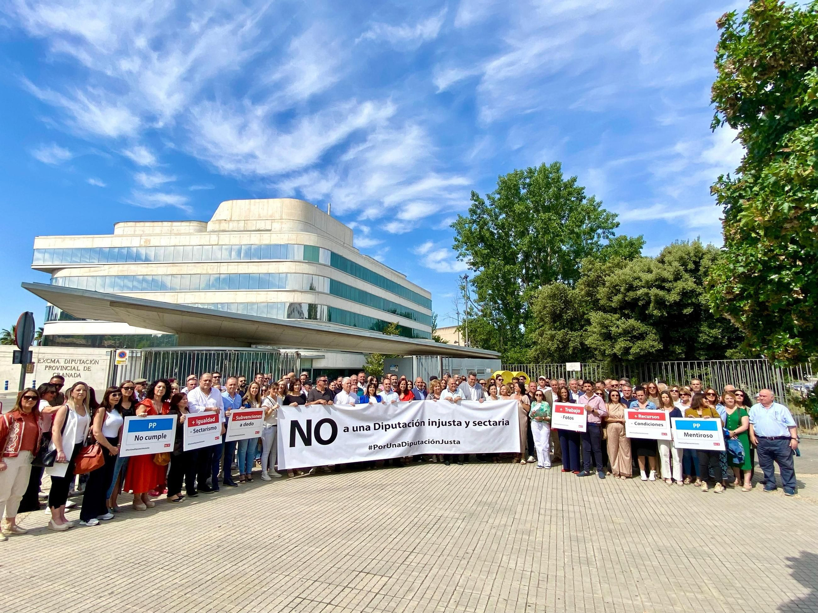 Concentración alcaldes, concejales y portavoces socialistas a las puertas de la Diputación.