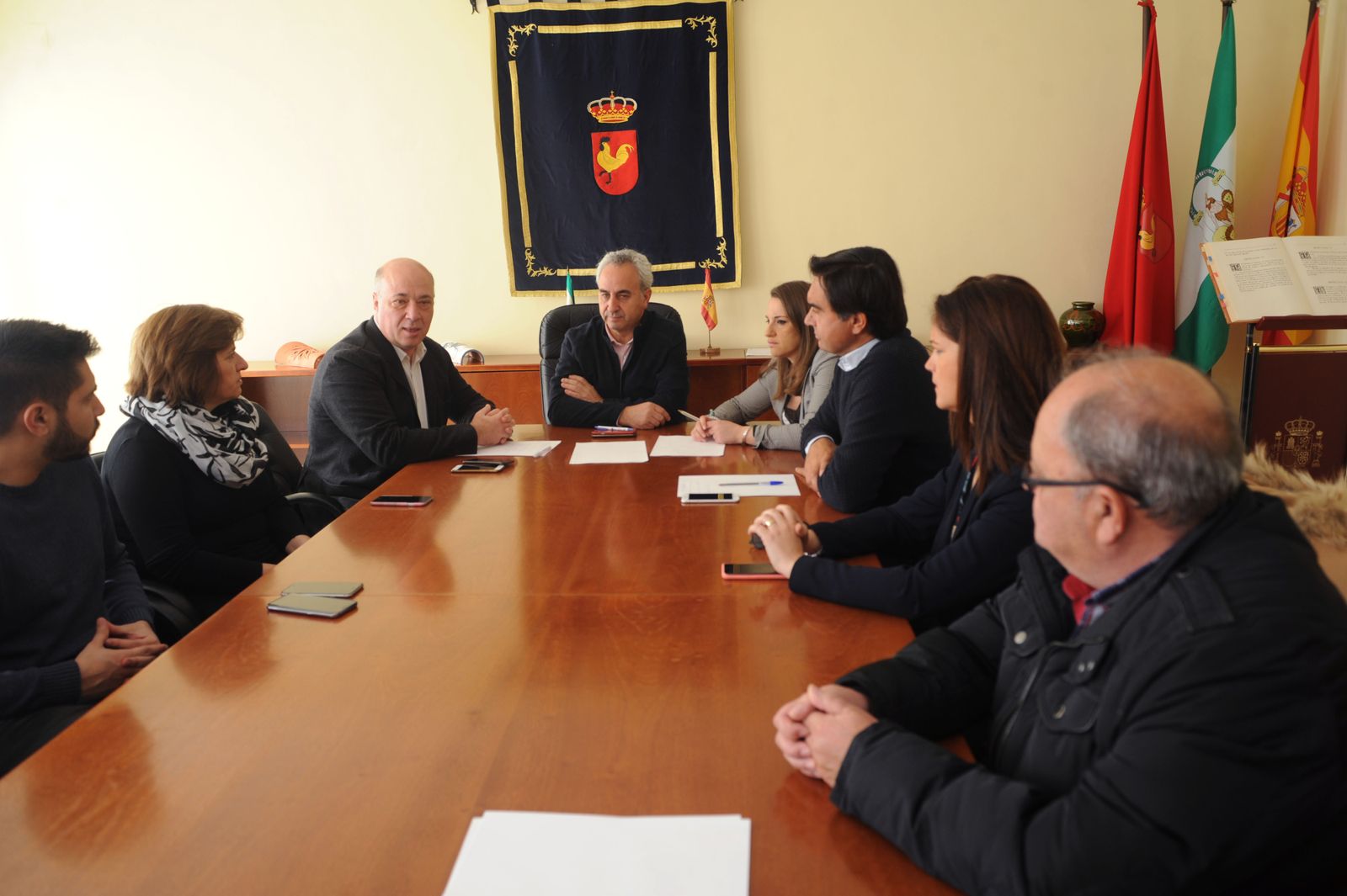 Maximiano Izquierdo, en el centro, entre Antonio Ruiz y Esther Ruiz, con regidores de la comarca.