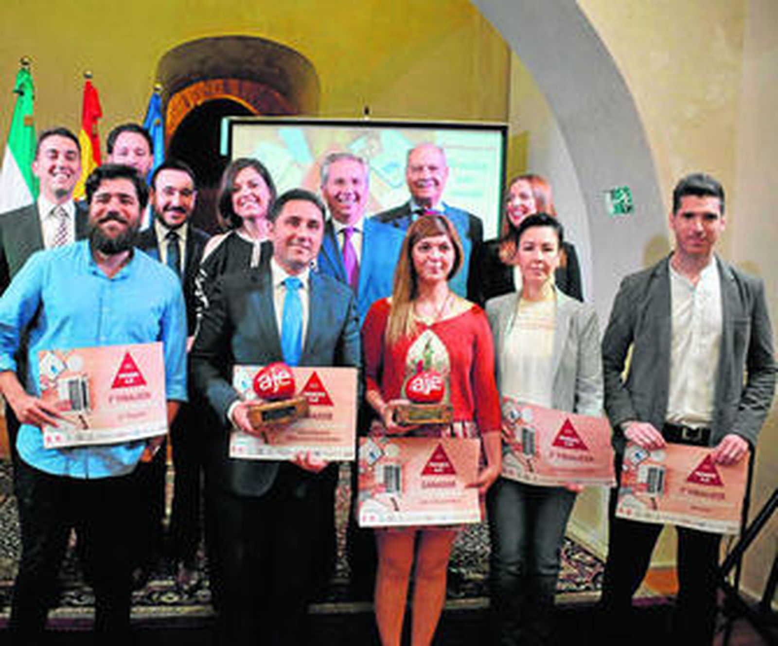 Foto de familia de los premiados y los finalistas de las dos categorías de los premios AJE Cádiz 2016.