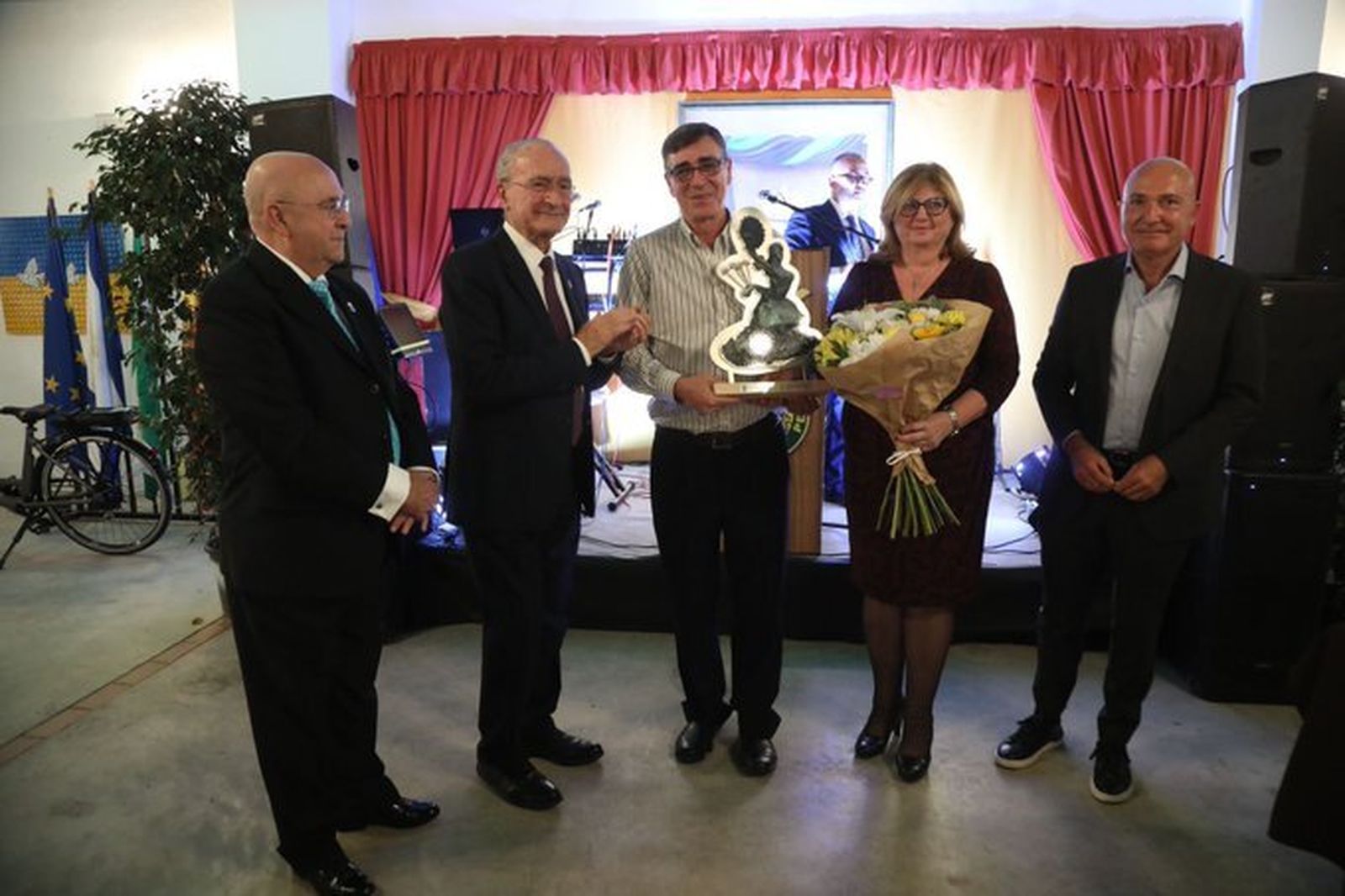 Los padres de Alberto Díaz recogen el premio.