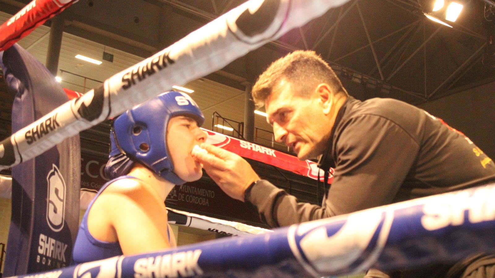 Noelia Gutiérrez, junto a su padre y entrenador en un descanso de su combate en Vista Alegre.
