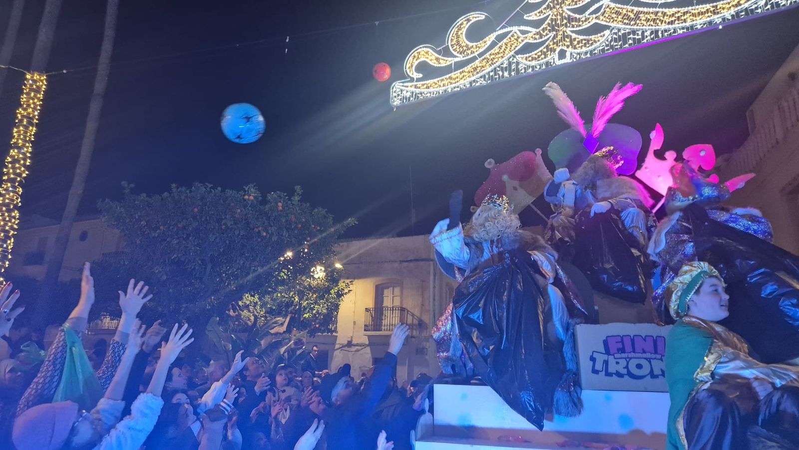 Turre se llena de luz y colorido con una mágica cabalgata, en imágenes