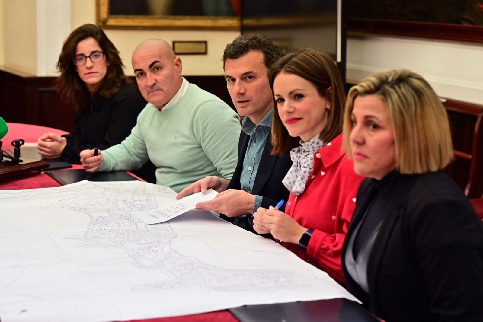 Bruno García, acompañado de cuatro ediles, tras la Junta de Gobierno Local.