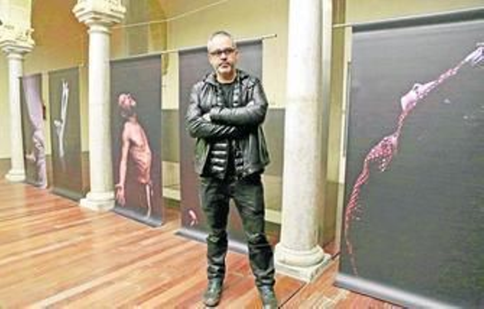 Daniel M. Pantiga posa ayer en los Claustros de San Agustín junto a su exposición.