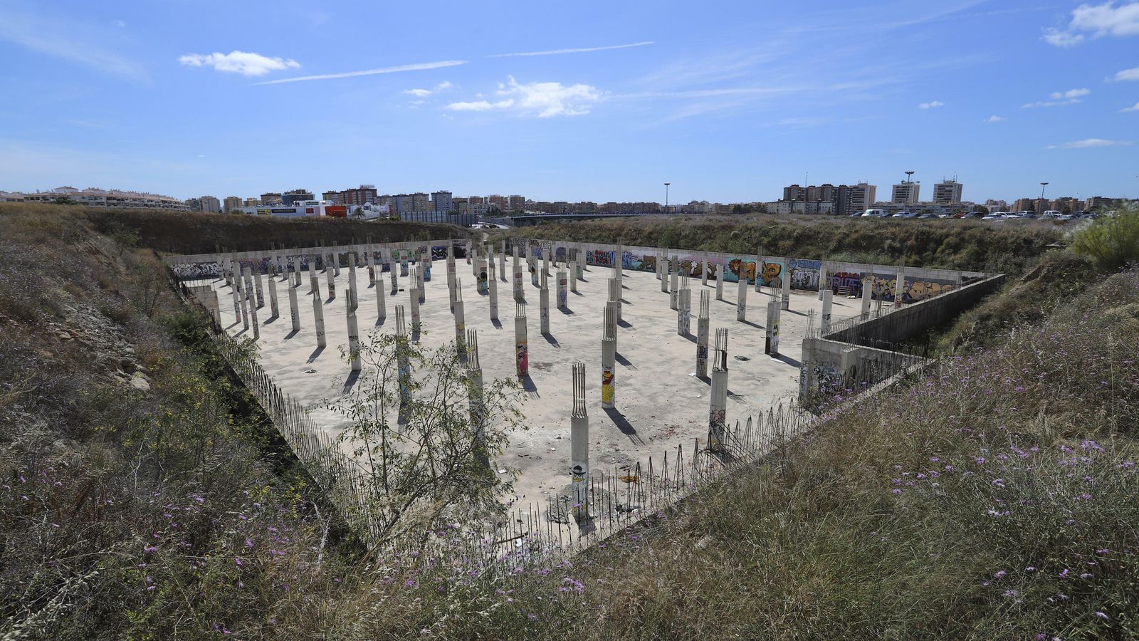 Un centro deportivo cuya construcción quedó abandonada.