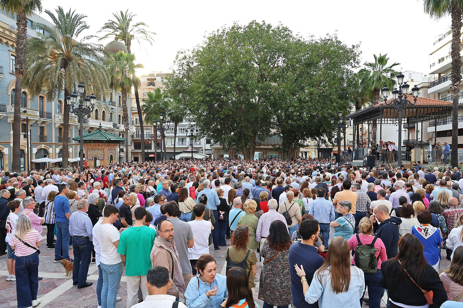 Imágenes de la concentración por las infraestructuras para Huelva