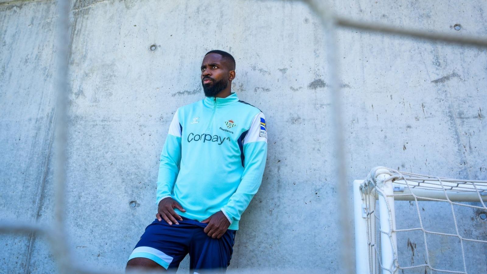 Bakambu posa para Diario de Sevilla en la Ciudad Deportiva Luis del Sol