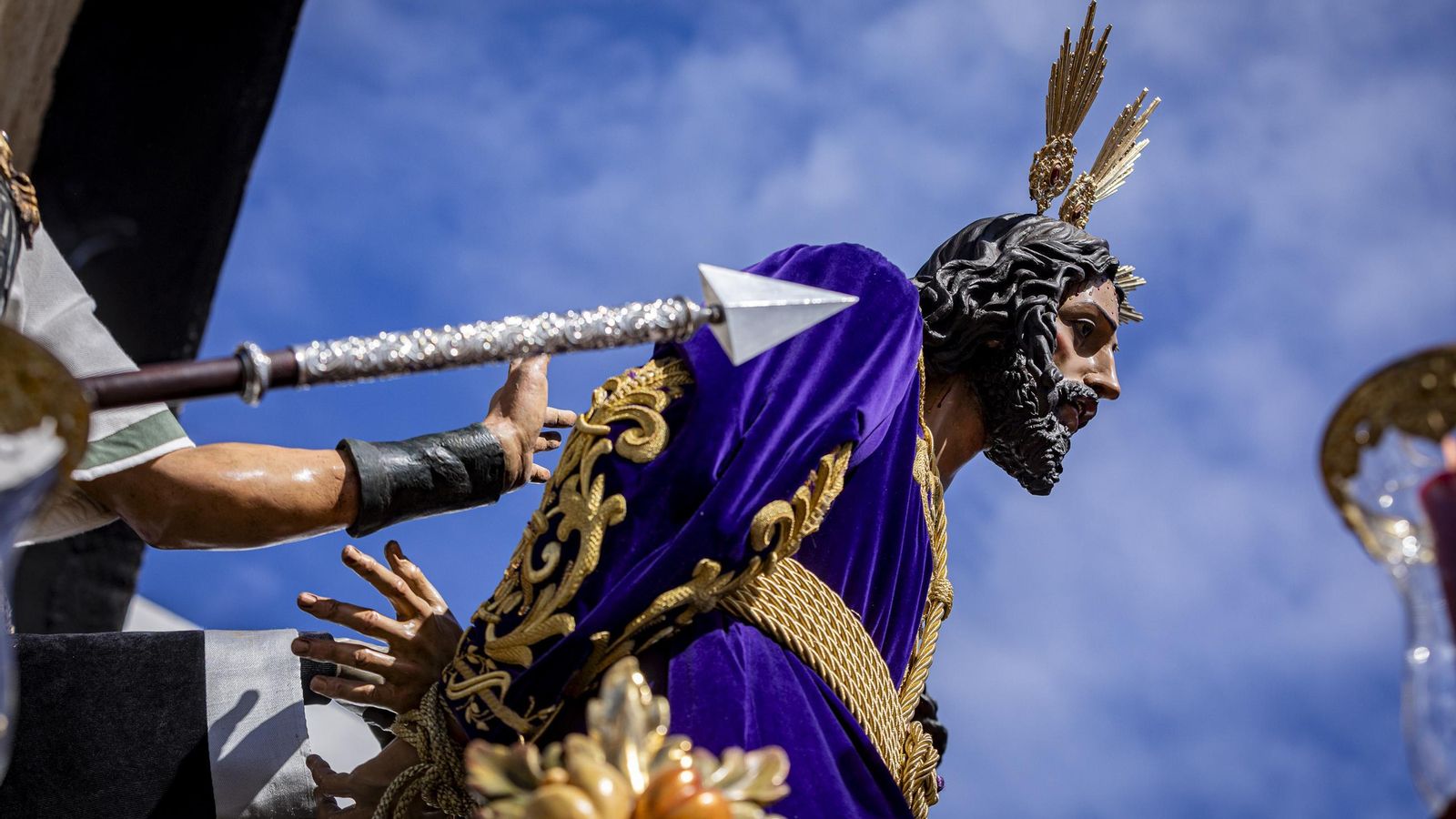 En imágenes,  El Prendimiento de San Fernando tuvo que volverse a su templo entre lágrimas y lluvia
