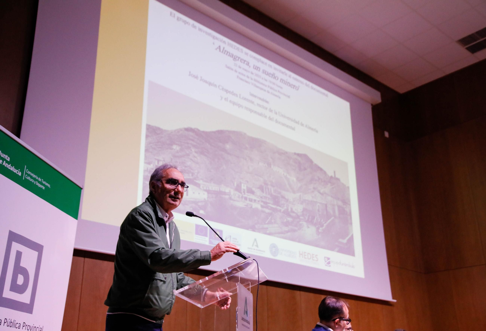 Imágenes de la presentación del documental "Almagrera, un sueño minero" en la biblioteca Villaespesa de Almería