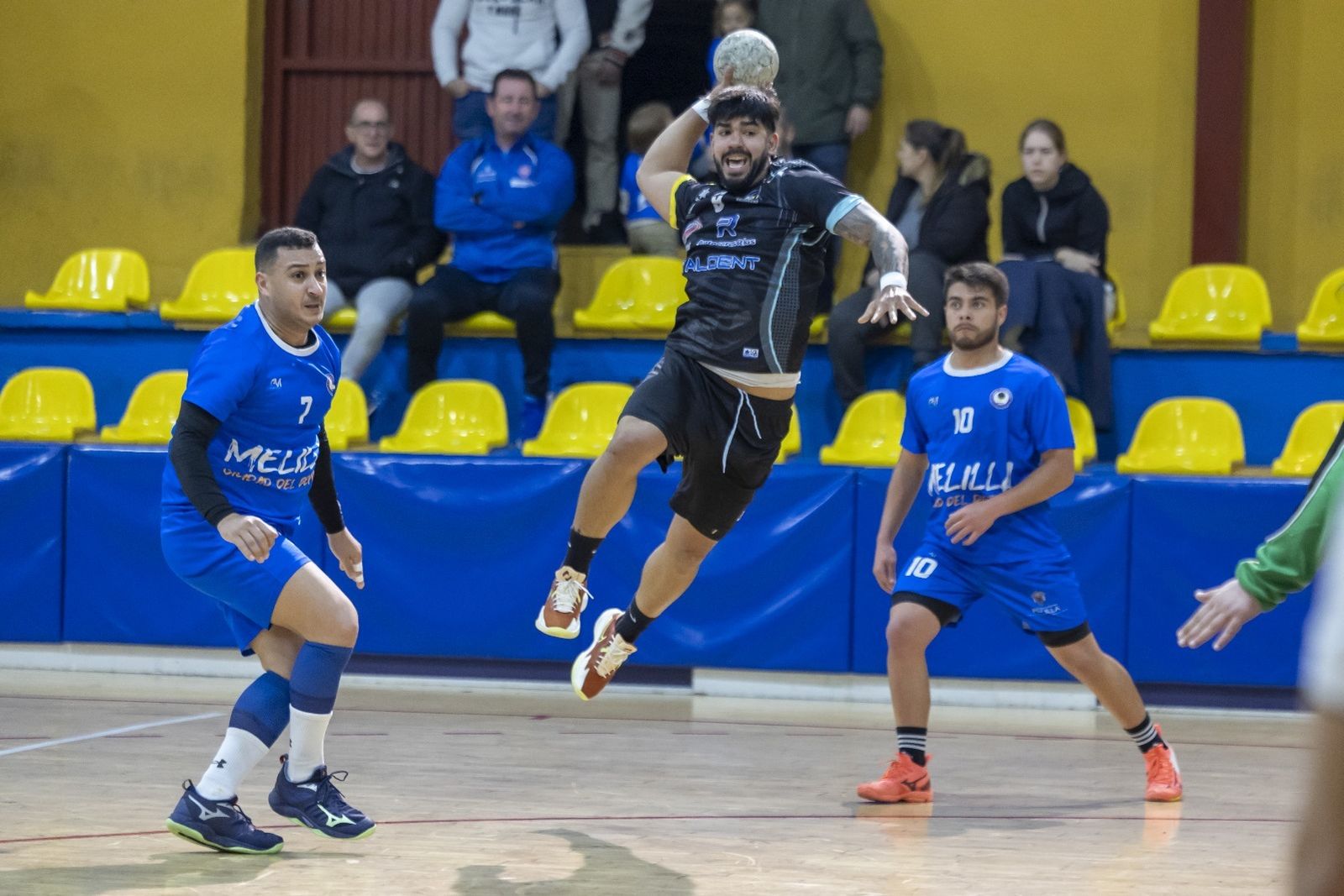 Sebas Restrepo se dispone a lanzar, este sábado en Melilla