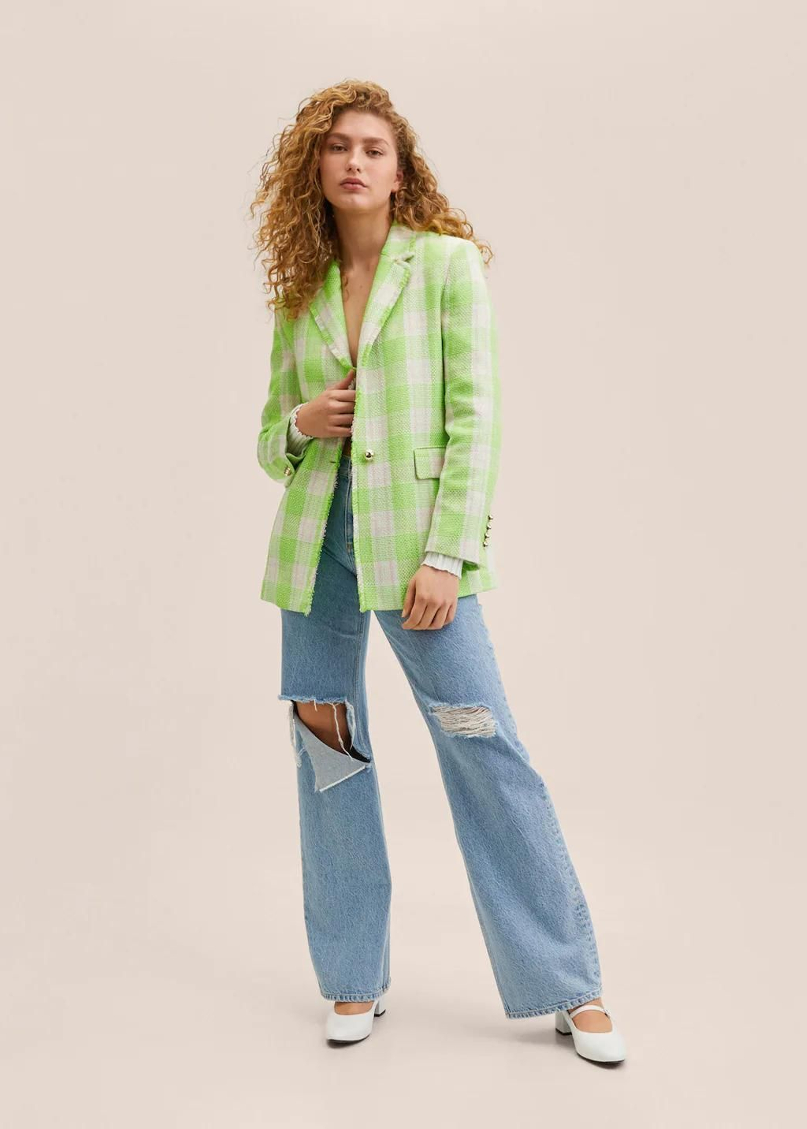 Blazer de cuadros verdes de Mango.