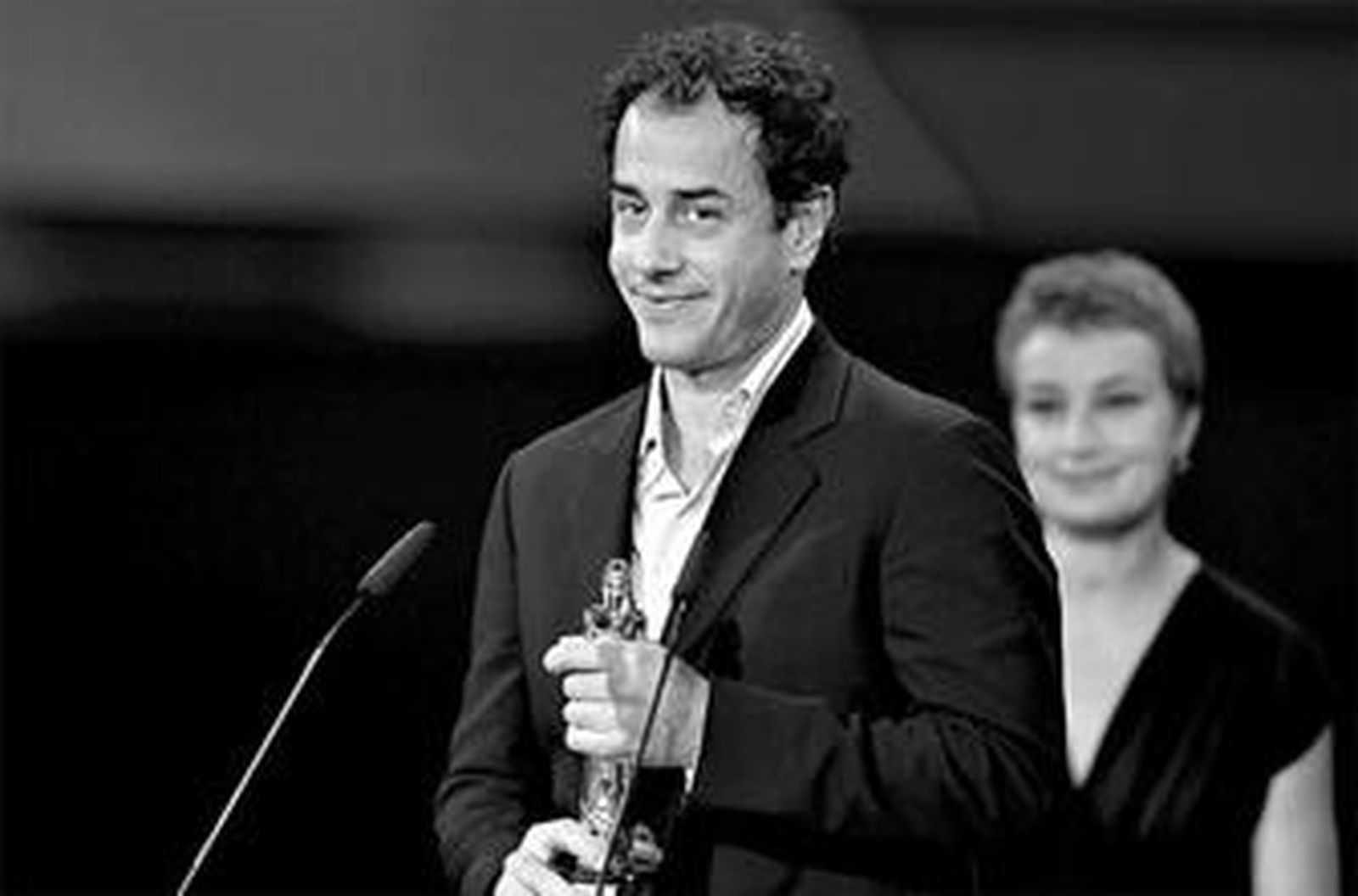 El director Matteo Garrone recibe el galardón por su película 'Gomorra'.