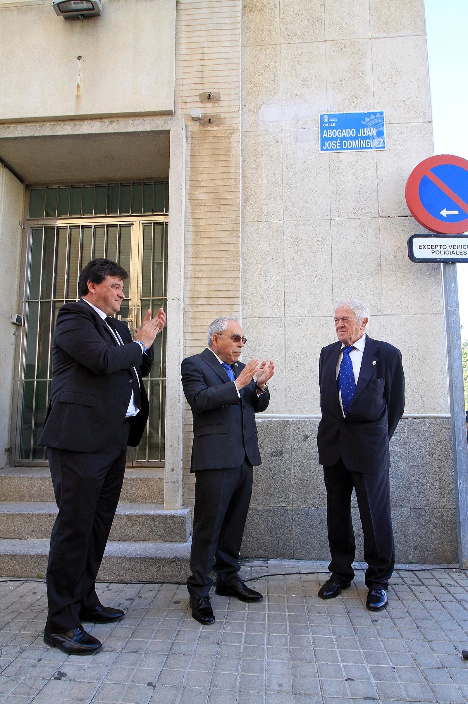 Acto de rotulación de la calle Abogado Juan José Domínguez en imágenes