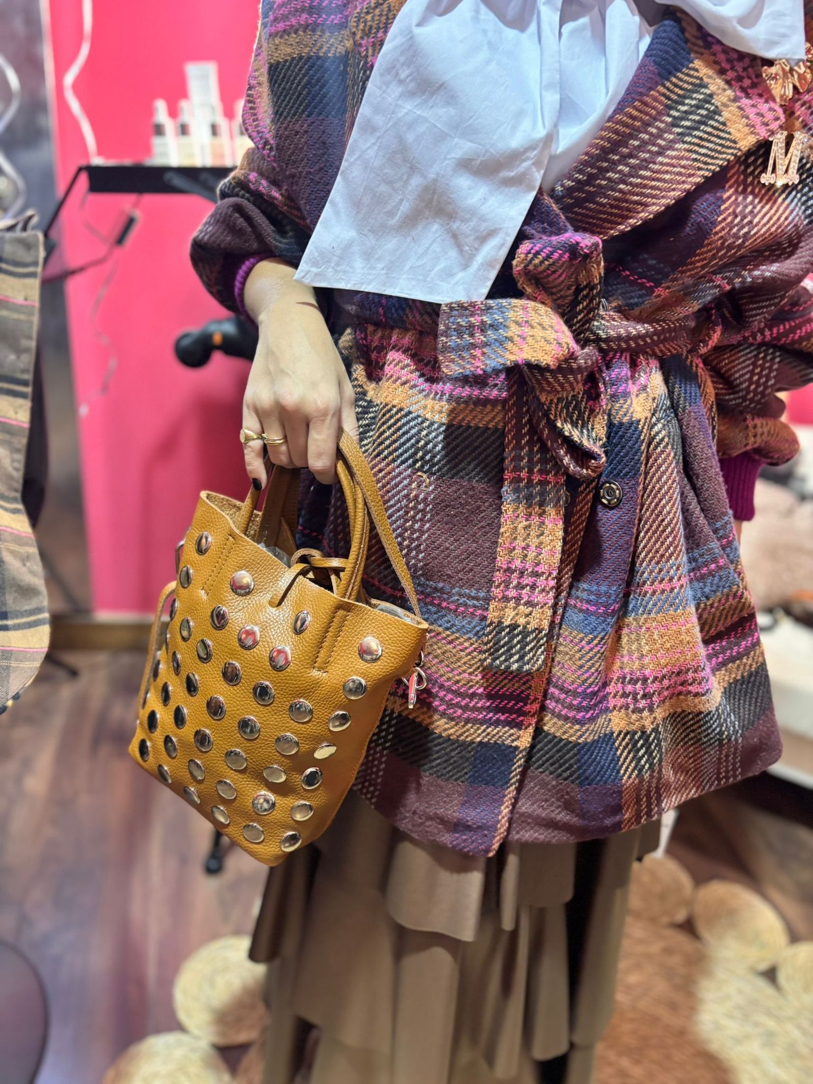 El tartán y los bolsos con tachuelas vuelven a ser tendencia.