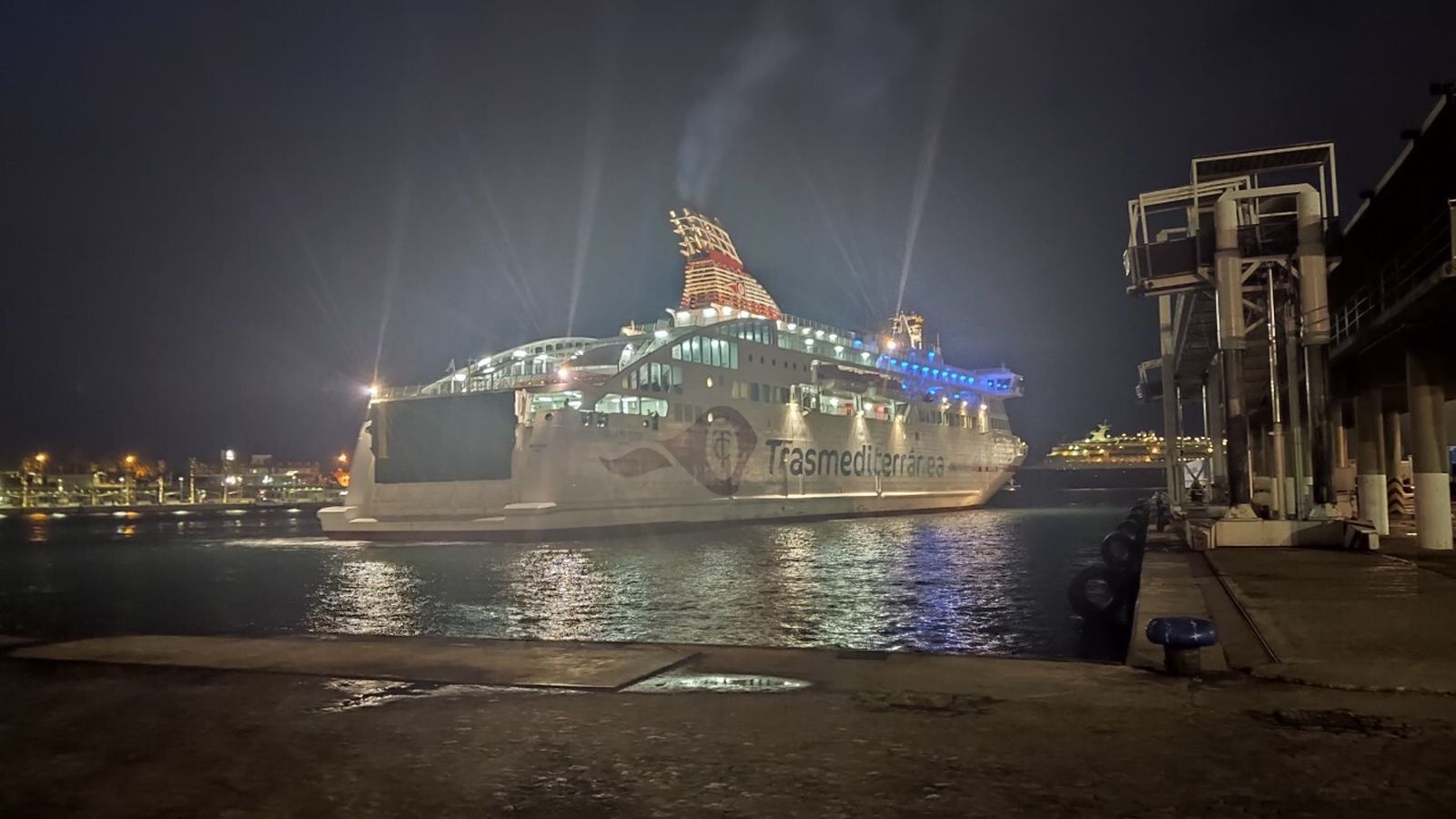 El ferry 'Villa de Teror' maniobrando esta mañana en el puerto de Málaga.