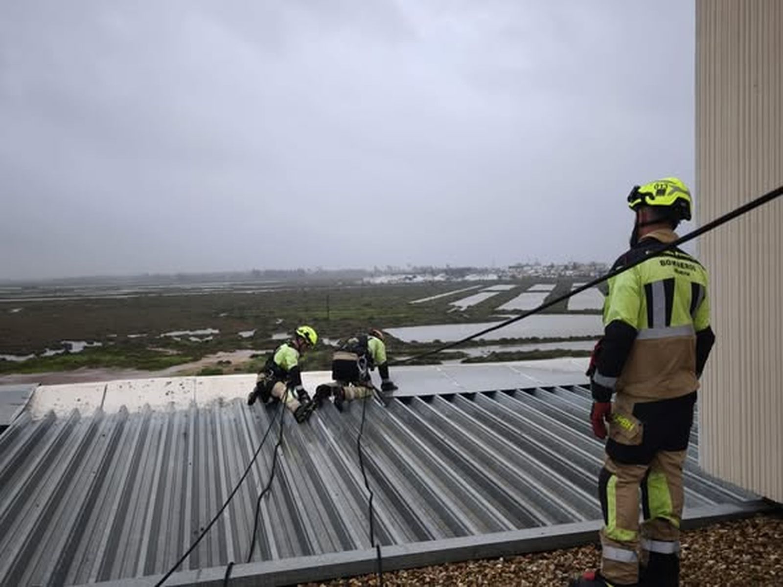 Los Bomberos del Consorcio interviniendo en un desperfecto.