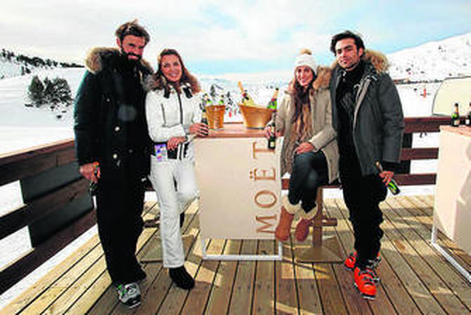 Tamara Falcó y Mar Flores beben juntas champagne en Baqueira Beret