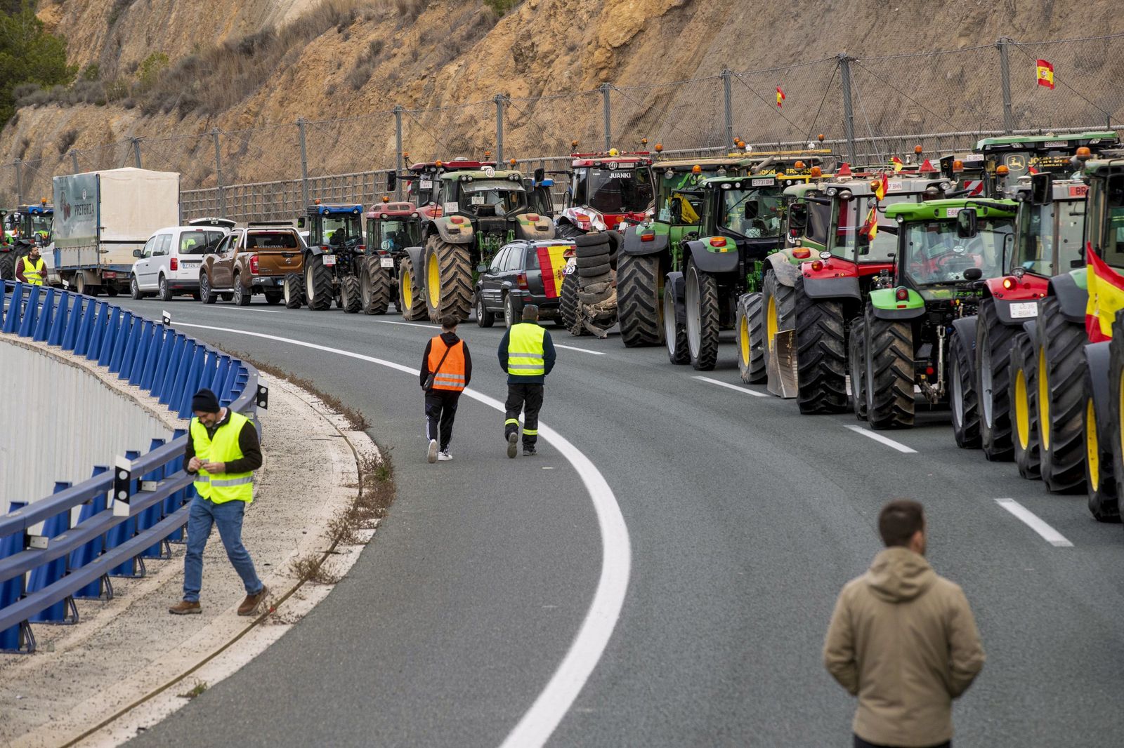 Las imágenes de la tractorada por las carreteras españolas: el campo para las principales vías