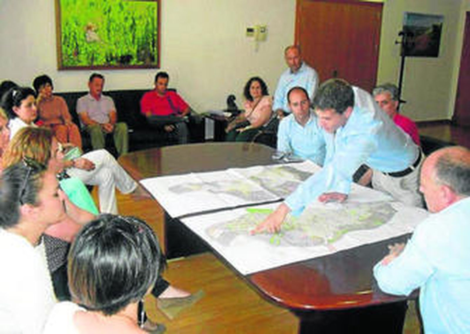 Técnicos municipales han explicado al regidor abderitano en qué fase se encuentra el Plan General.