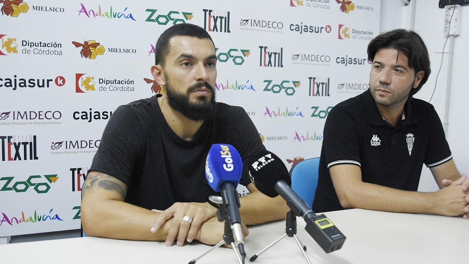 El cierre italo-brasileño, junto al jefe de prensa del club cordobesista, durante su presentación.