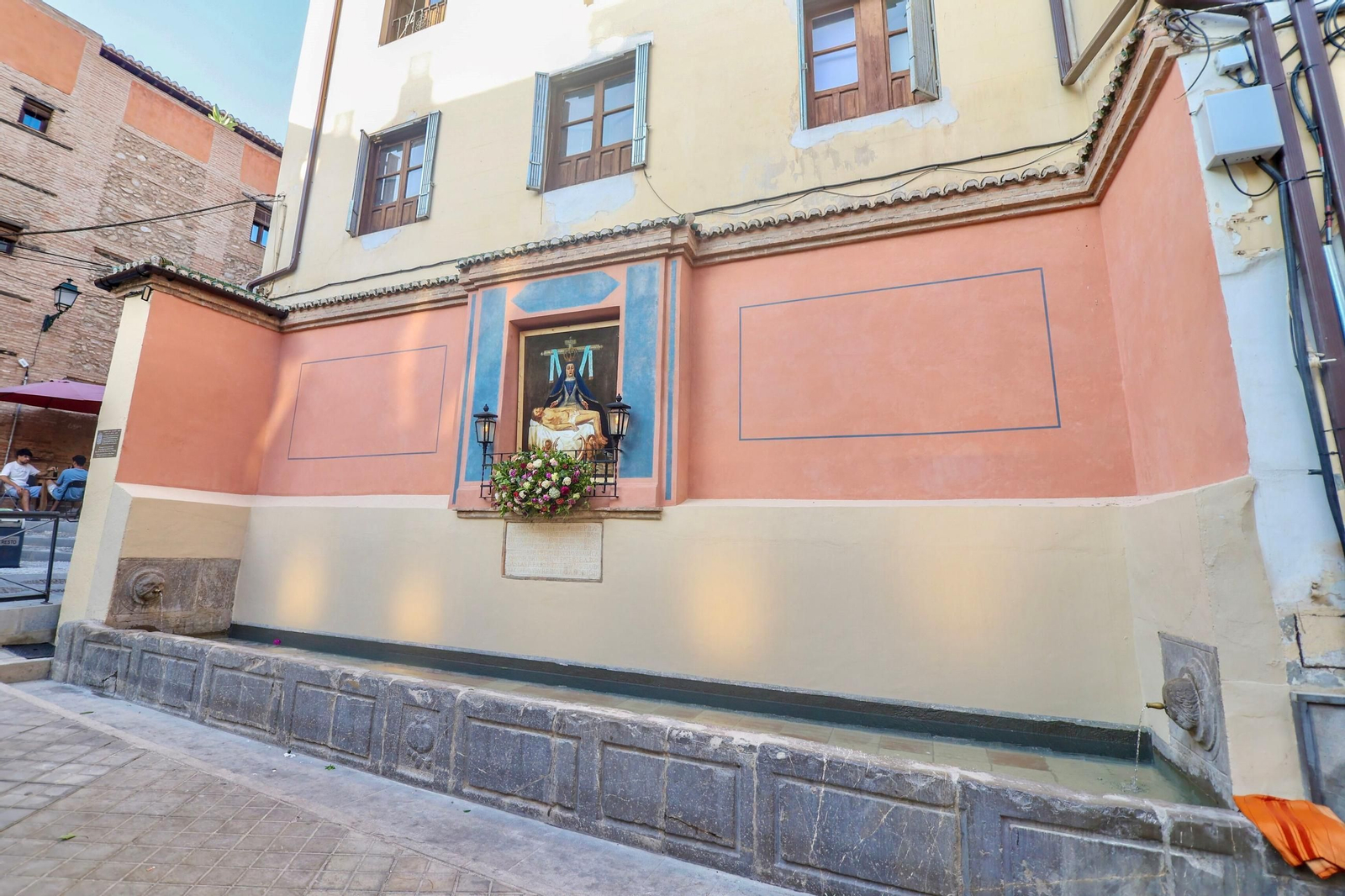 La inauguración del nuevo aspecto del Pilar de la Virgen de las Angustias de Granada, en imágenes