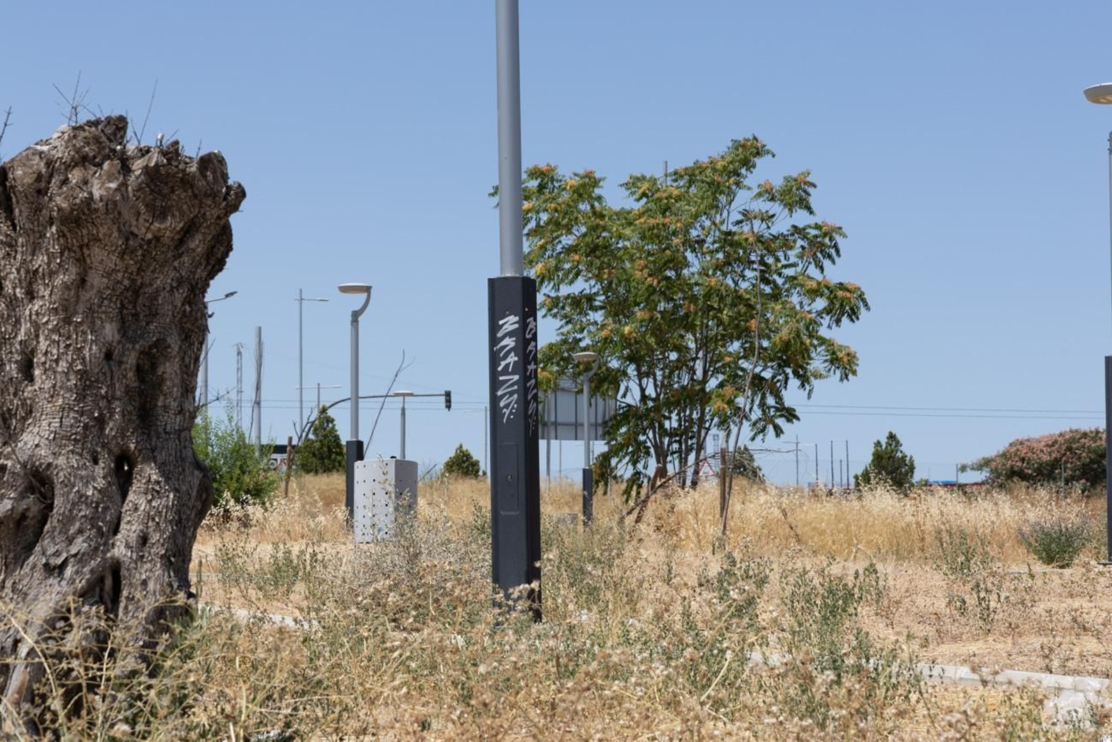 El estado de abandono del parque infantil del Jaén Plaza, en imágenes