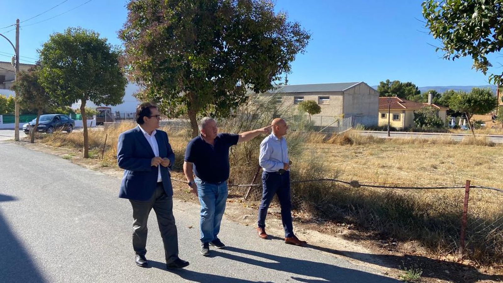 El diputado de Fomento junto al alcalde de Alcóntar durante la visita a la localidad.