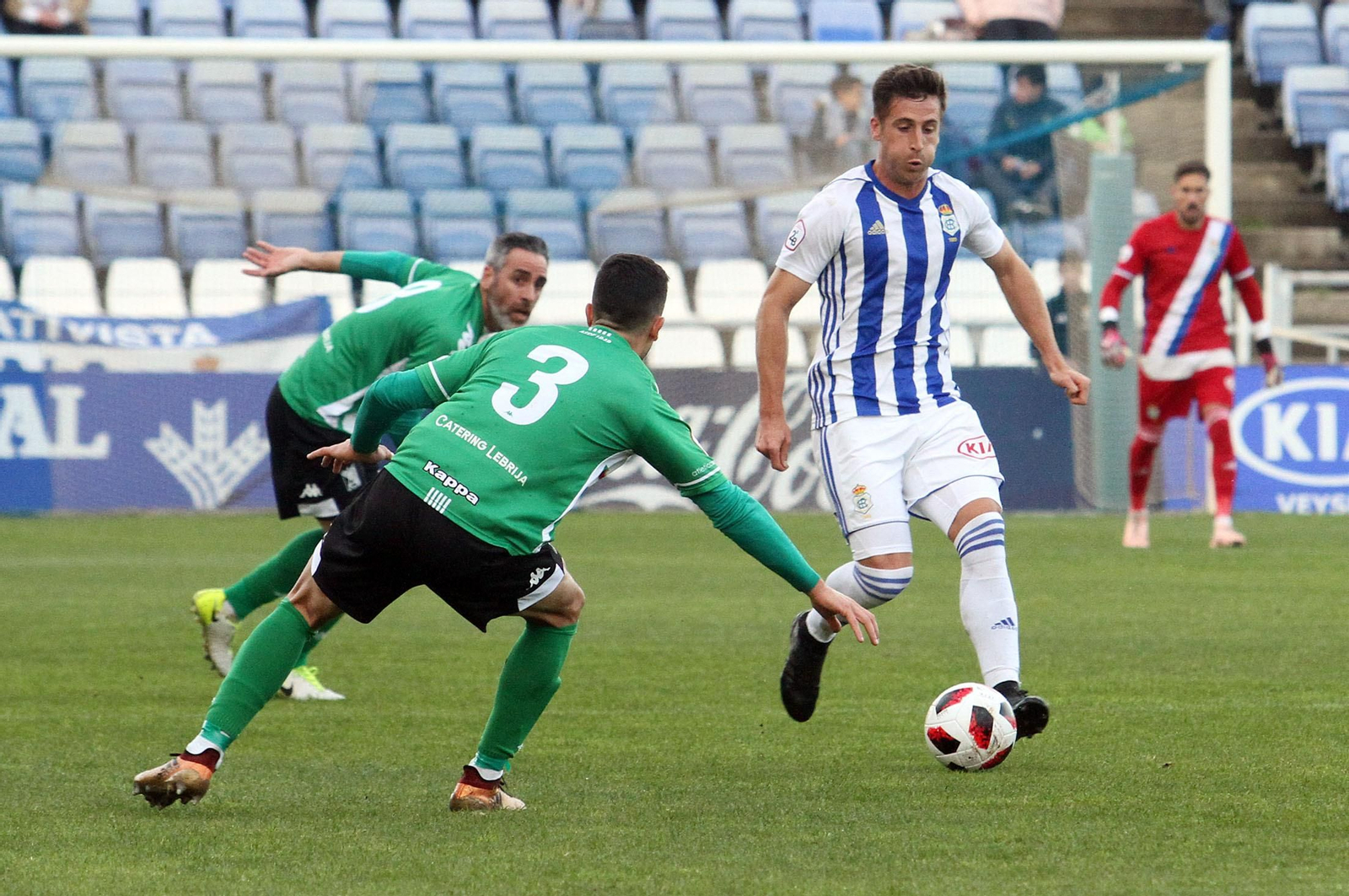Abel Gómez, jugador del Atlético Sanluqueño, durante el partido con el Recre en la 18/19.