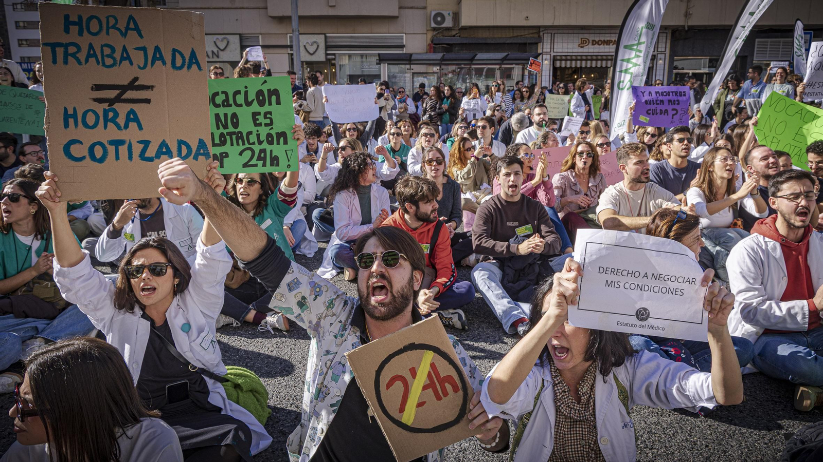 Las imágenes de la manifestación de médicos durante su tercer día de huelga en Cádiz