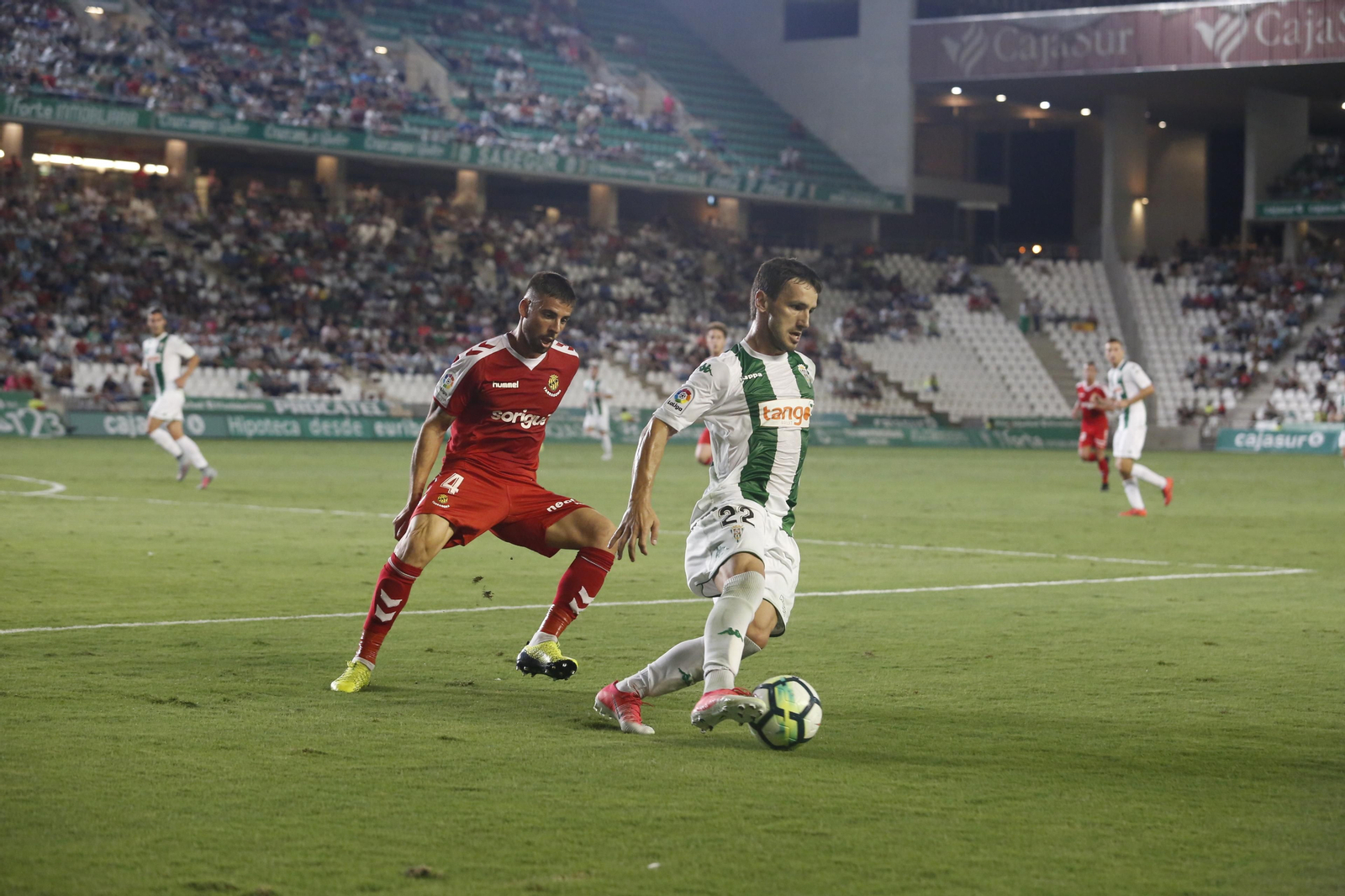 Xavi Molina intenta frenar a Jovanovic en su última visita a El Arcángel.