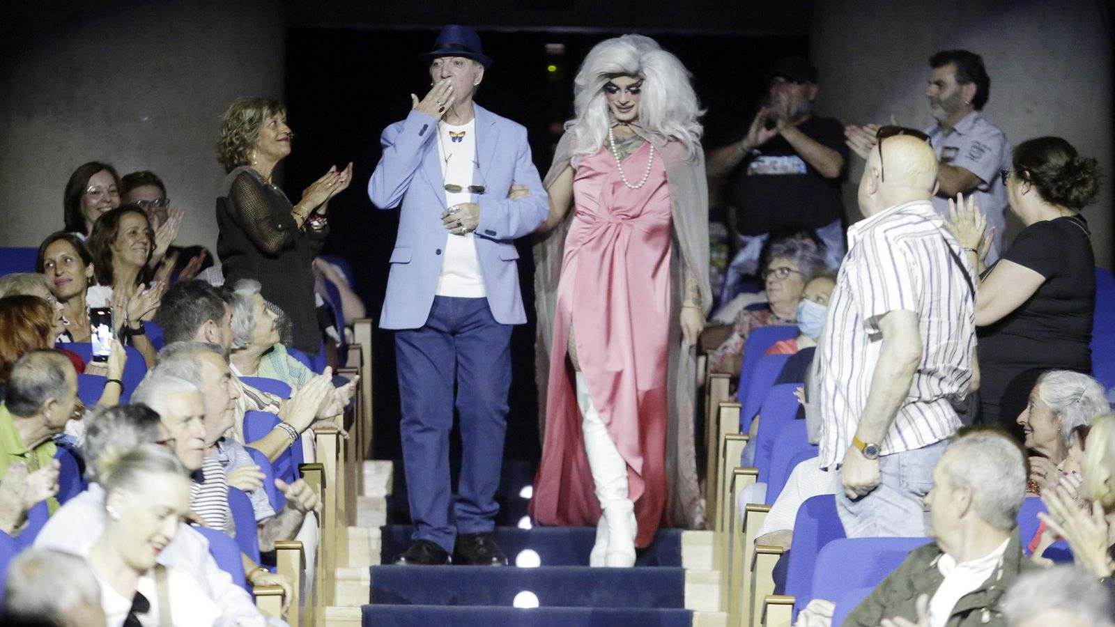 La Moni entrando en la Casa Colón.