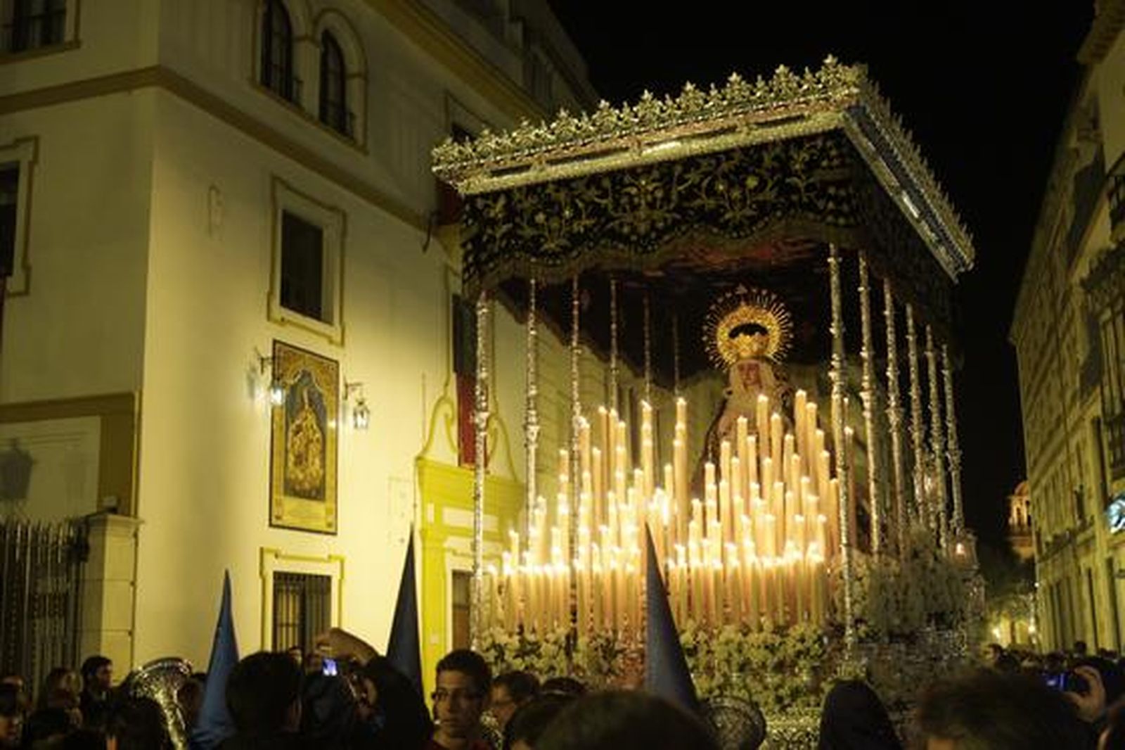 Sevilla acompaña a Montserrat

Foto: Jose Angel Garcia