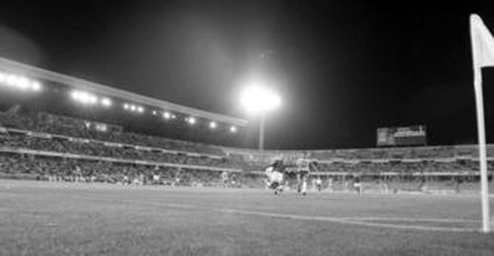 1. En una de las acciones del encuentro se podía observar el nuevo césped del estadio Los Cármenes, que presentaba un aspecto impecable en el día de su estreno con el equipo gaditano del San Fernando. 2. El Granada mueve a aficionados de todas las edades, como la joven seguidora rojiblanca, que se mostraba expectante ante una de las claras ocasiones de gol del conjunto nazarí. 3. Al inicio del partido se guardó un riguroso minuto de silencio por el fallecimiento del padre de uno  de los socios del Granada Club  de Fútbol, con la incorporación  de música. 4. Los parroquia granadinista que acudió, nuevamente, en masa para presenciar el debut de su equipo  en Liga fue toda una fiesta en la  que no pararon de animar.