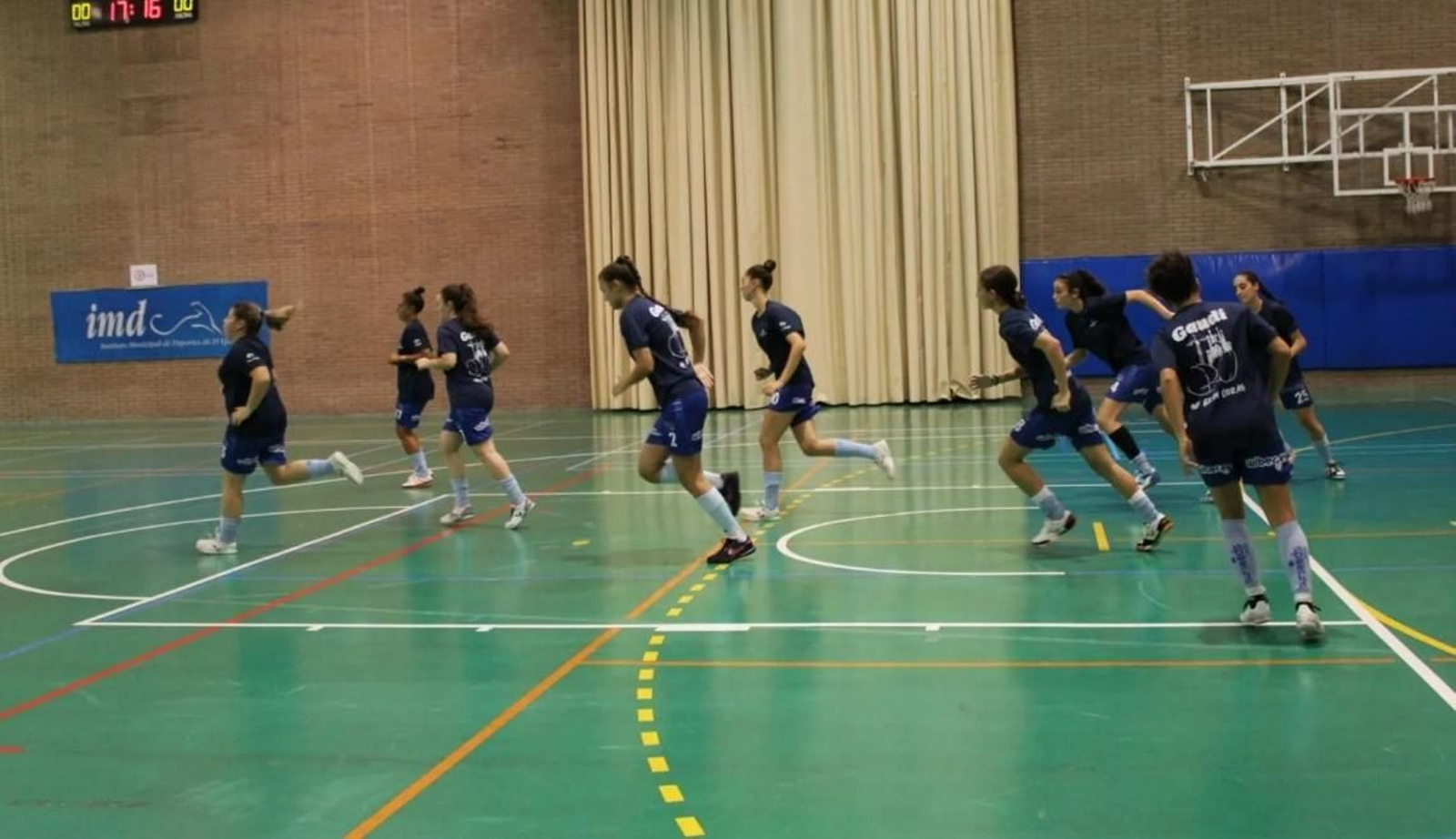 La plantilla calienta antes de un partido de pretemporada