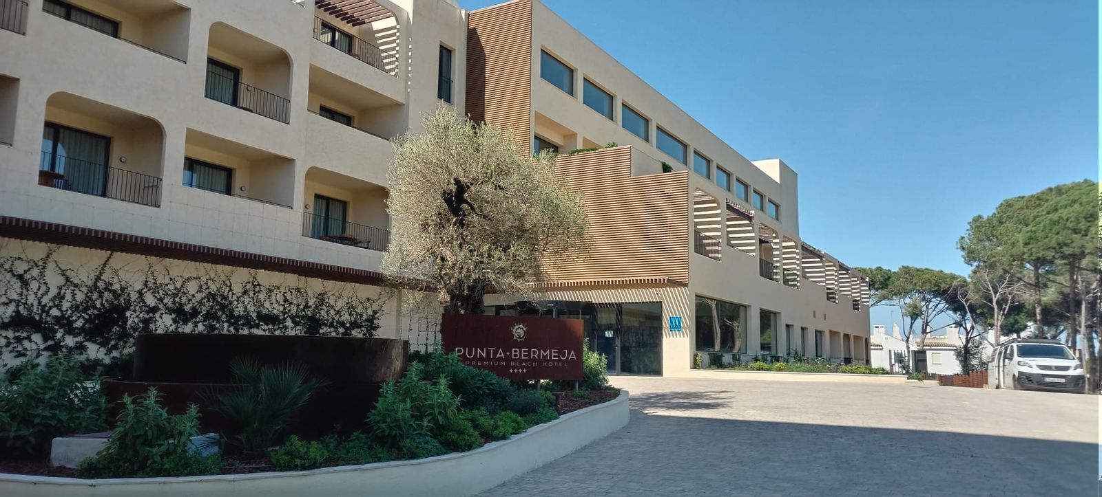 Una imagen del edificio del nuevo hotel Punta Bermeja Premium Beach.