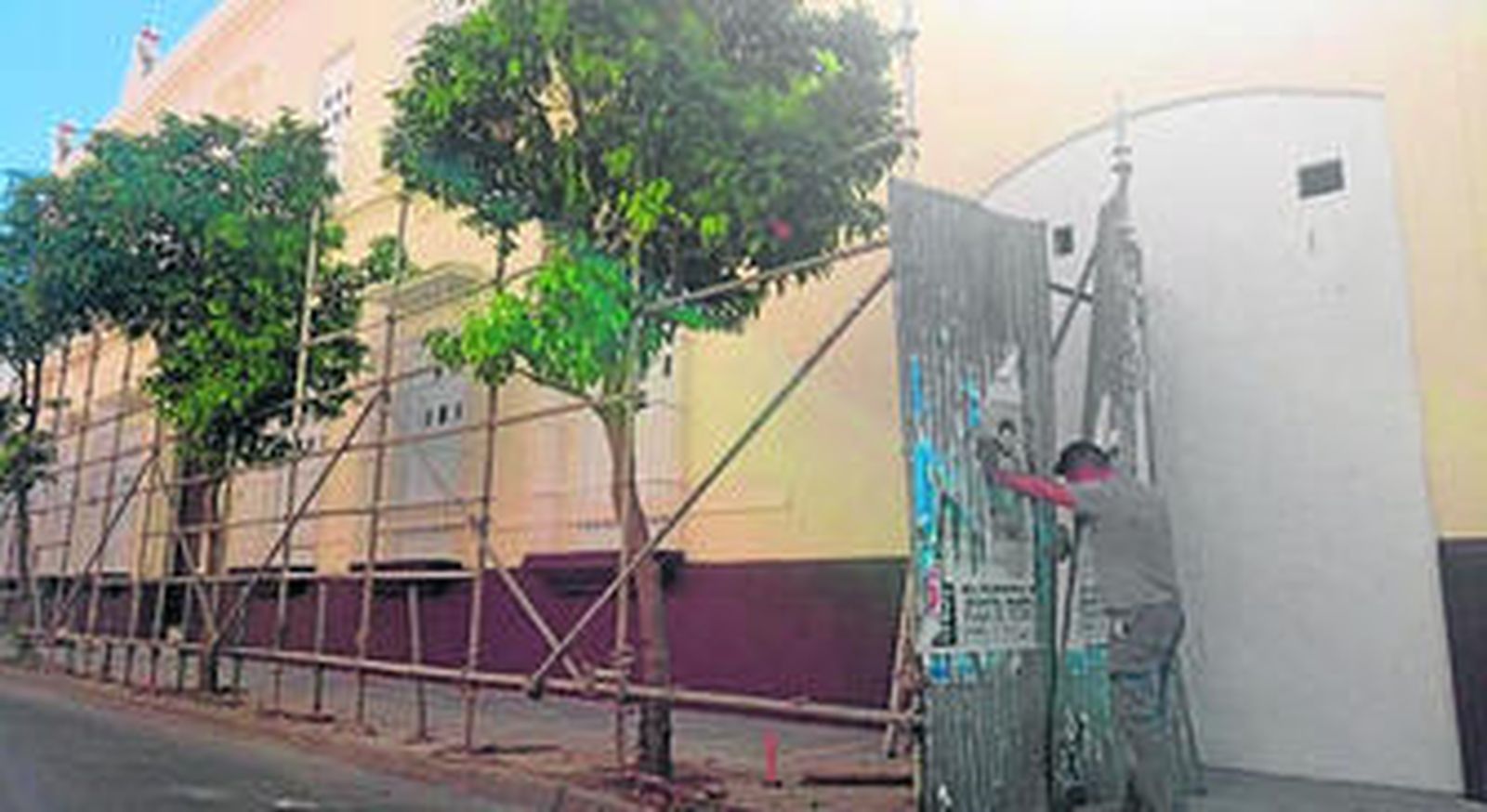 Un operario retiraba en la mañana de ayer las últimas chapas metálicas que cerraban el paso a los peatones.